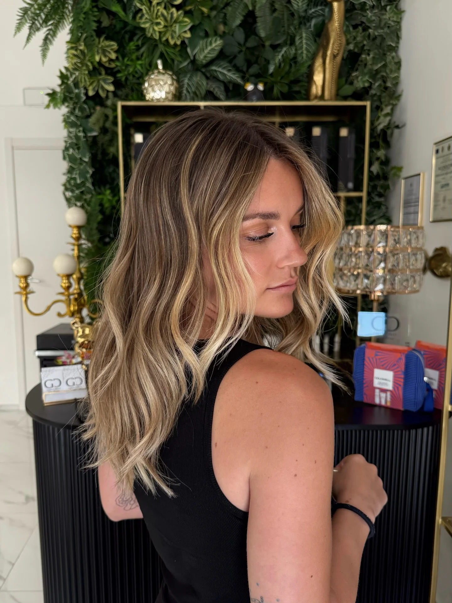 champagne summer hair color for light skin 2026 Textured Champagne Layers With Soft Contrast