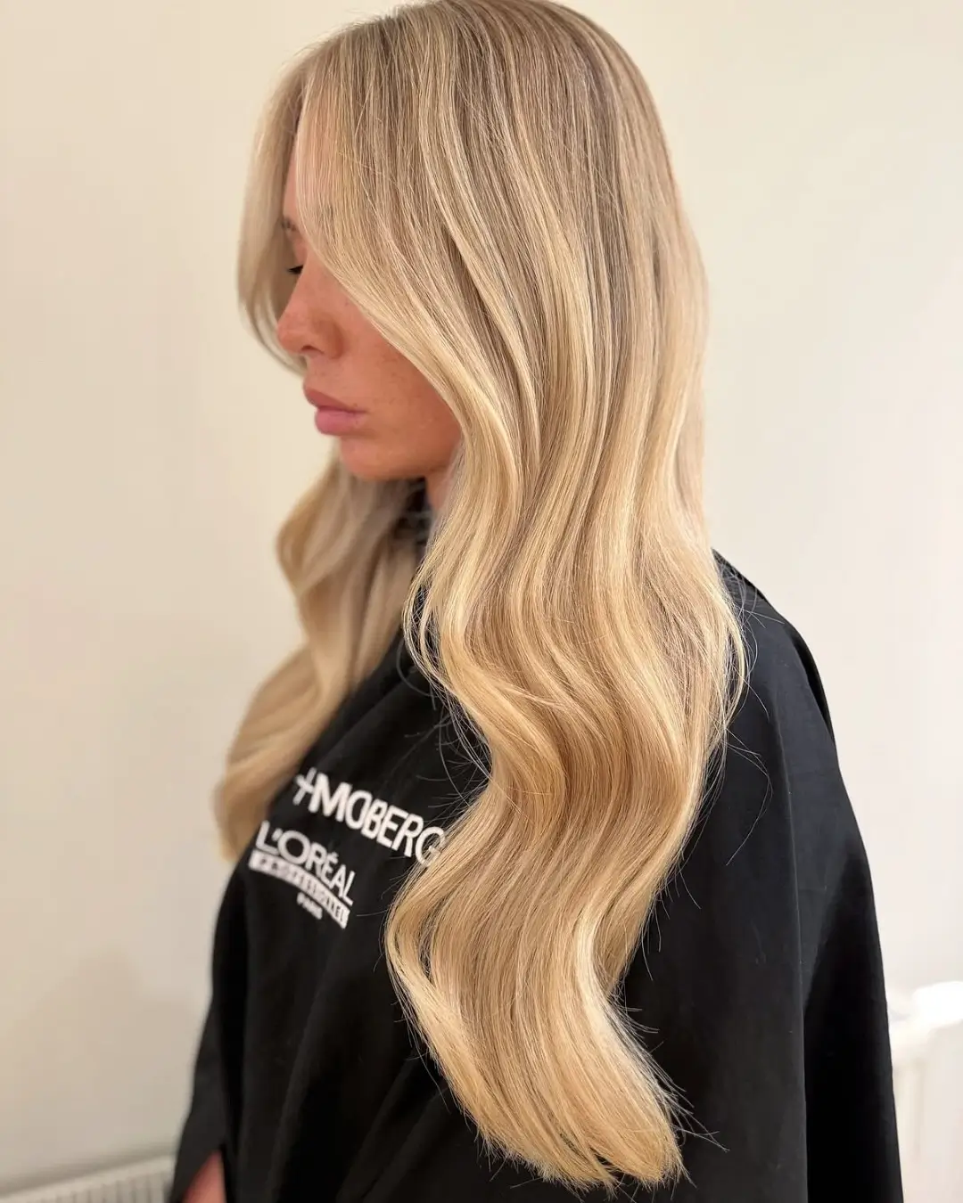 champagne summer blonde hair color 2026 Classic Vanilla Champagne With Seamless Layers