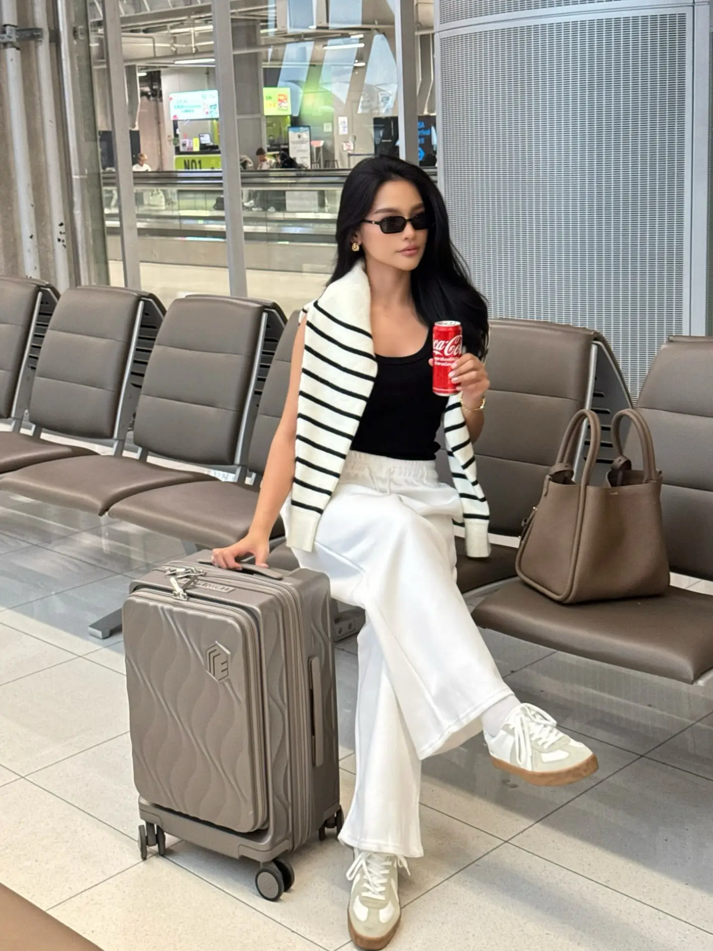 comfy airport outfits summer 2026 Classic Black And White Combo - Casual Airport Elegance
