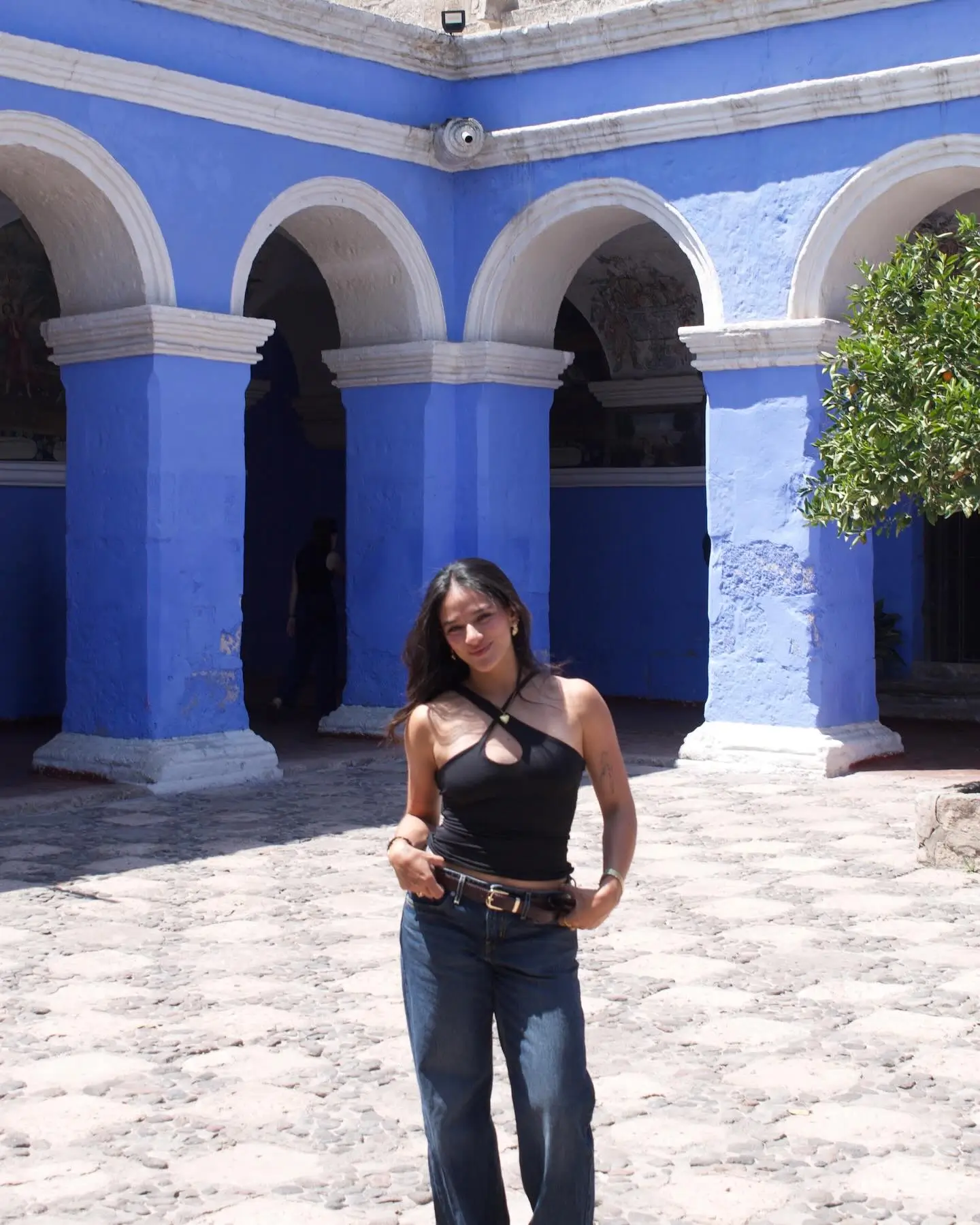 summer crop top outfits for women 2026 Black Crop Top And Denim For Timeless Travel Style