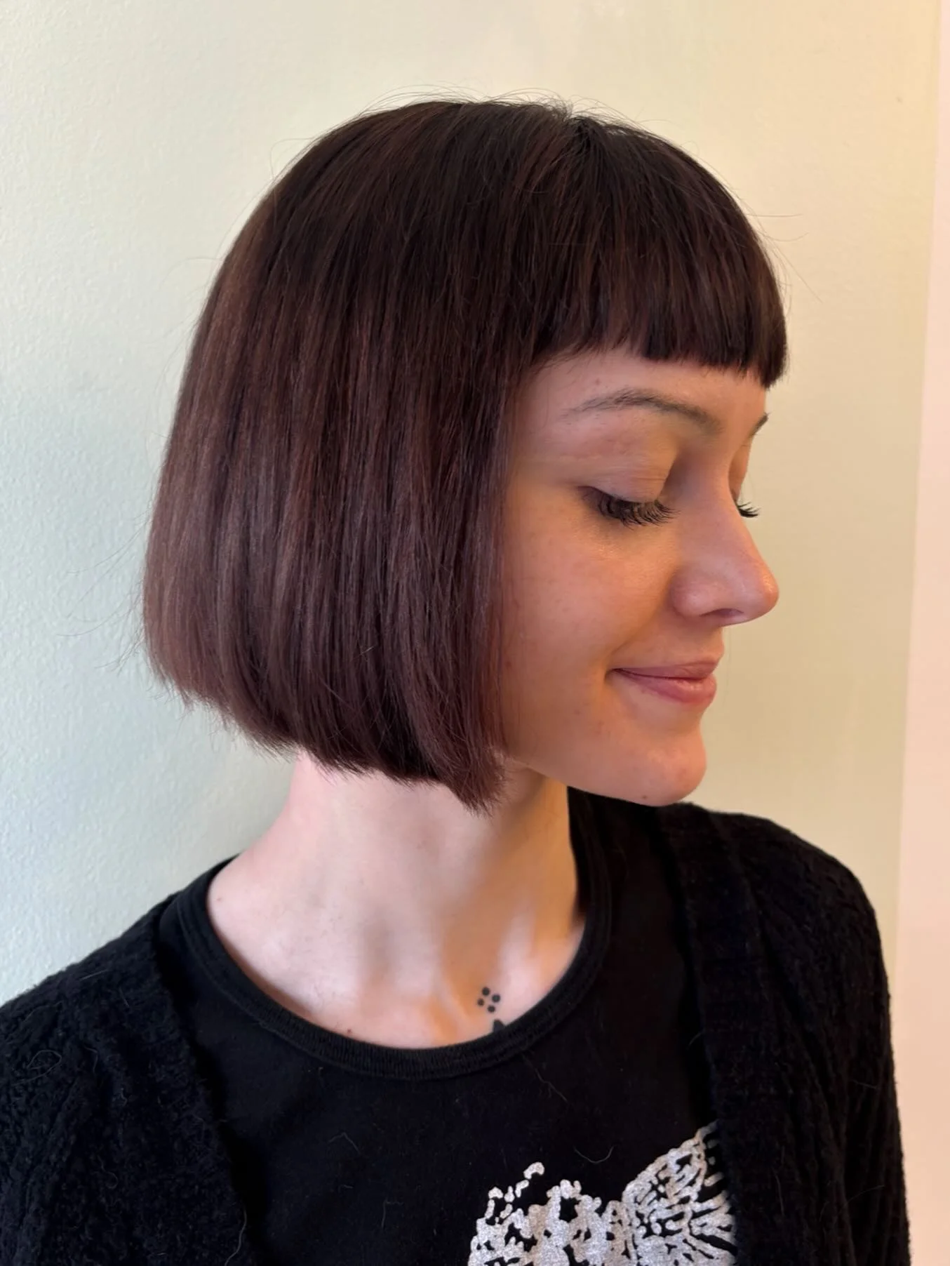 airy-summer-haircuts-with-bangs-2026 Sharp Short Bob With Micro Fringe