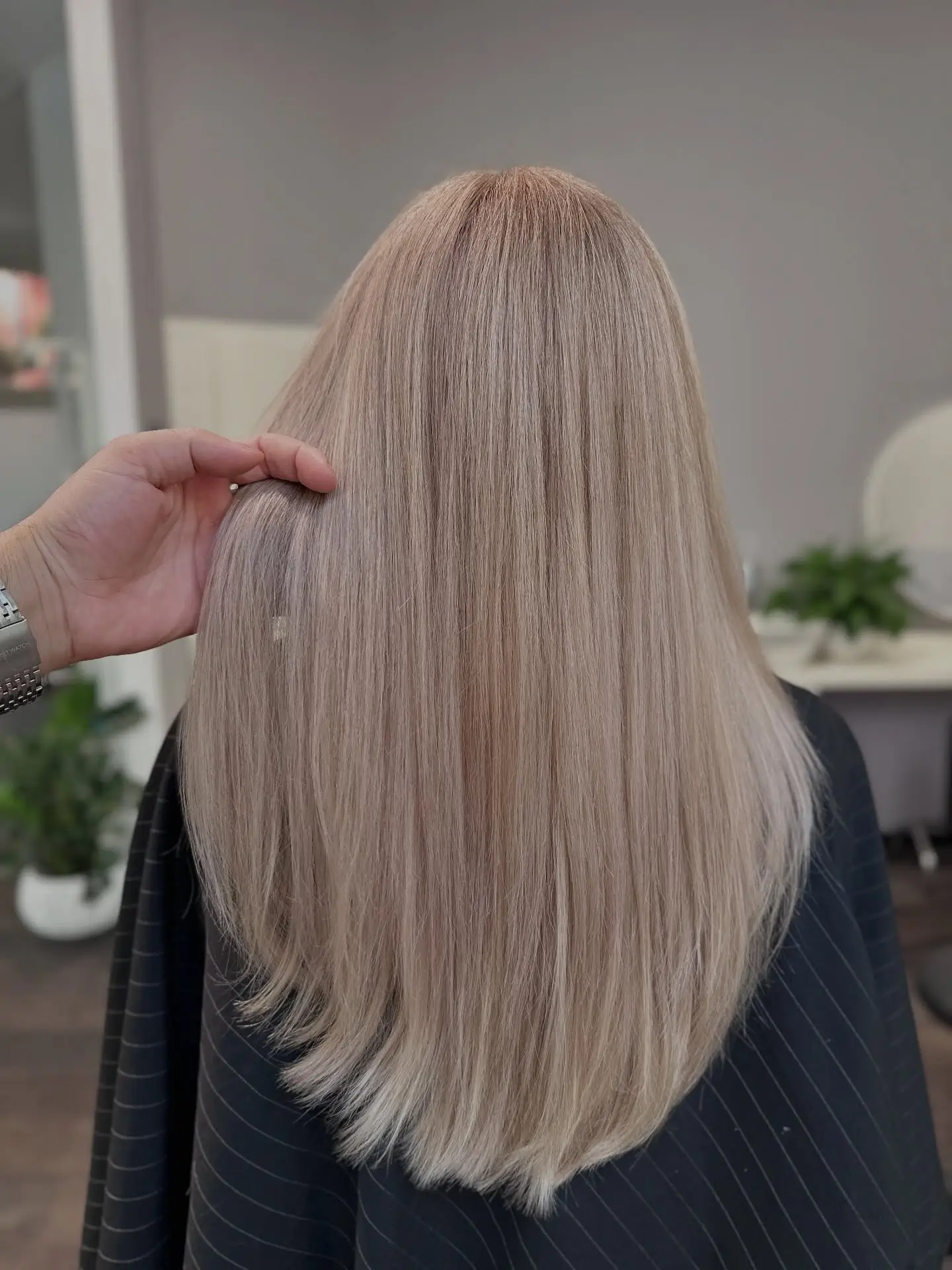 summer blonde hair color 2026 Soft Neutral Champagne Blonde With Silky Precision Cut