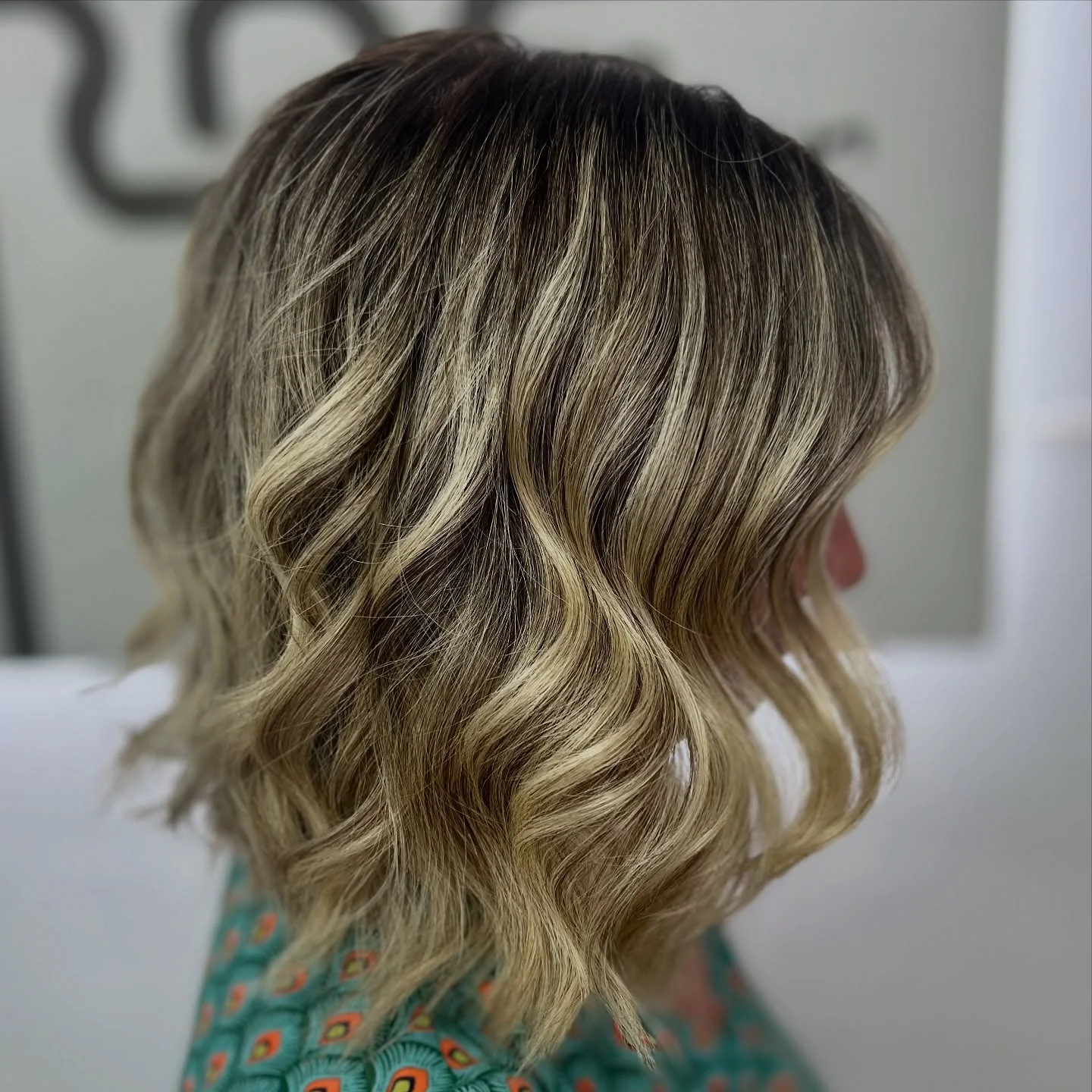 natural summer haircuts for women over 30 2026 Dimensional Wavy Lob With Sun Kissed Blonde Ribbons