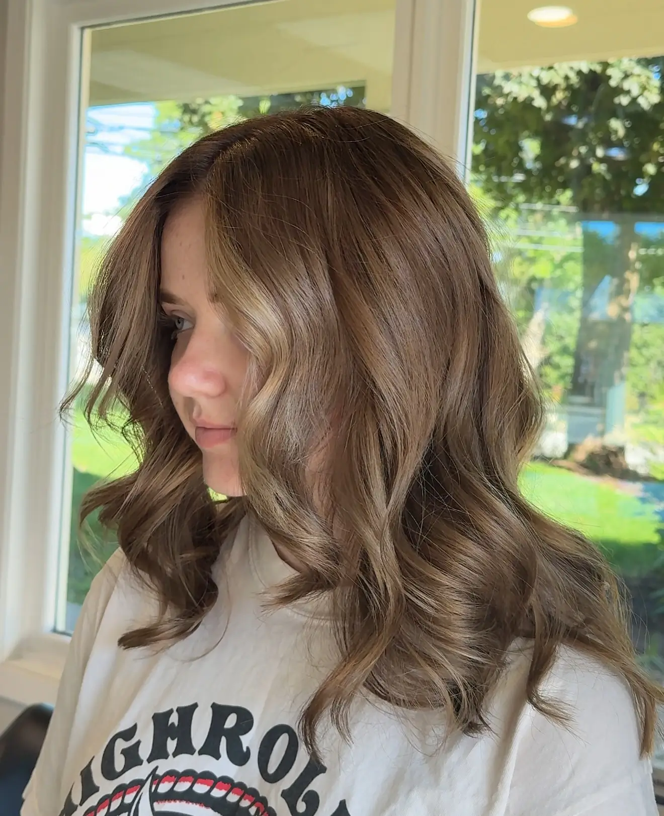 smoky summer mushroom brown hair color 2026 Soft Mushroom Brown Waves With Effortless Summer Texture