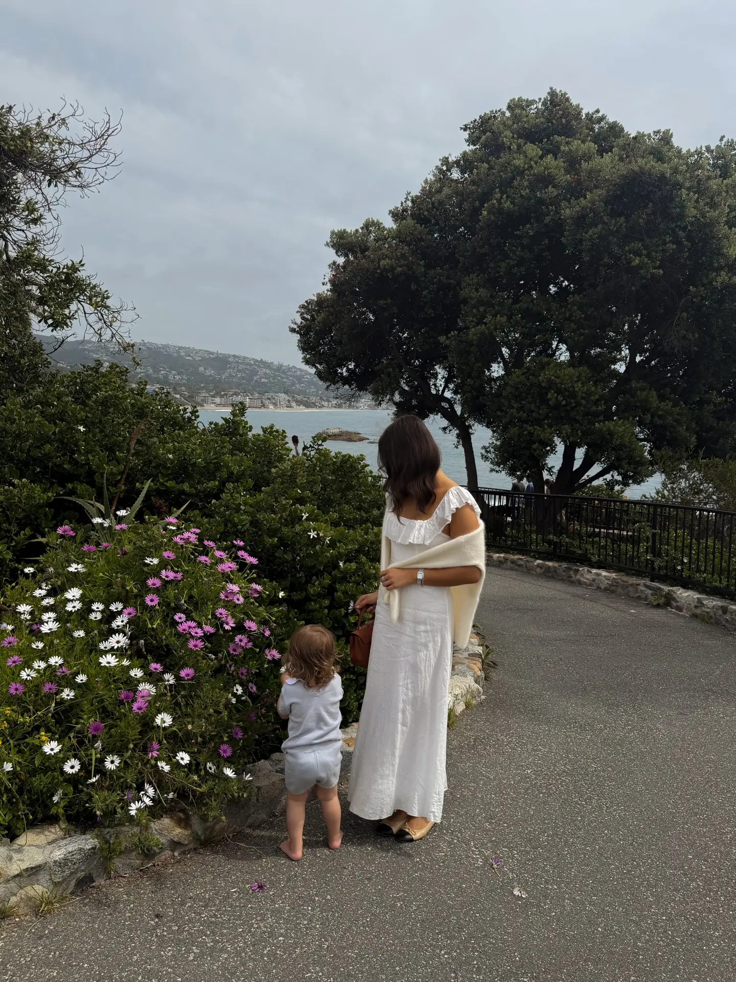 stylish mom outfits summer 2026 Relaxed White Silhouettes And Coastal Calm Energy