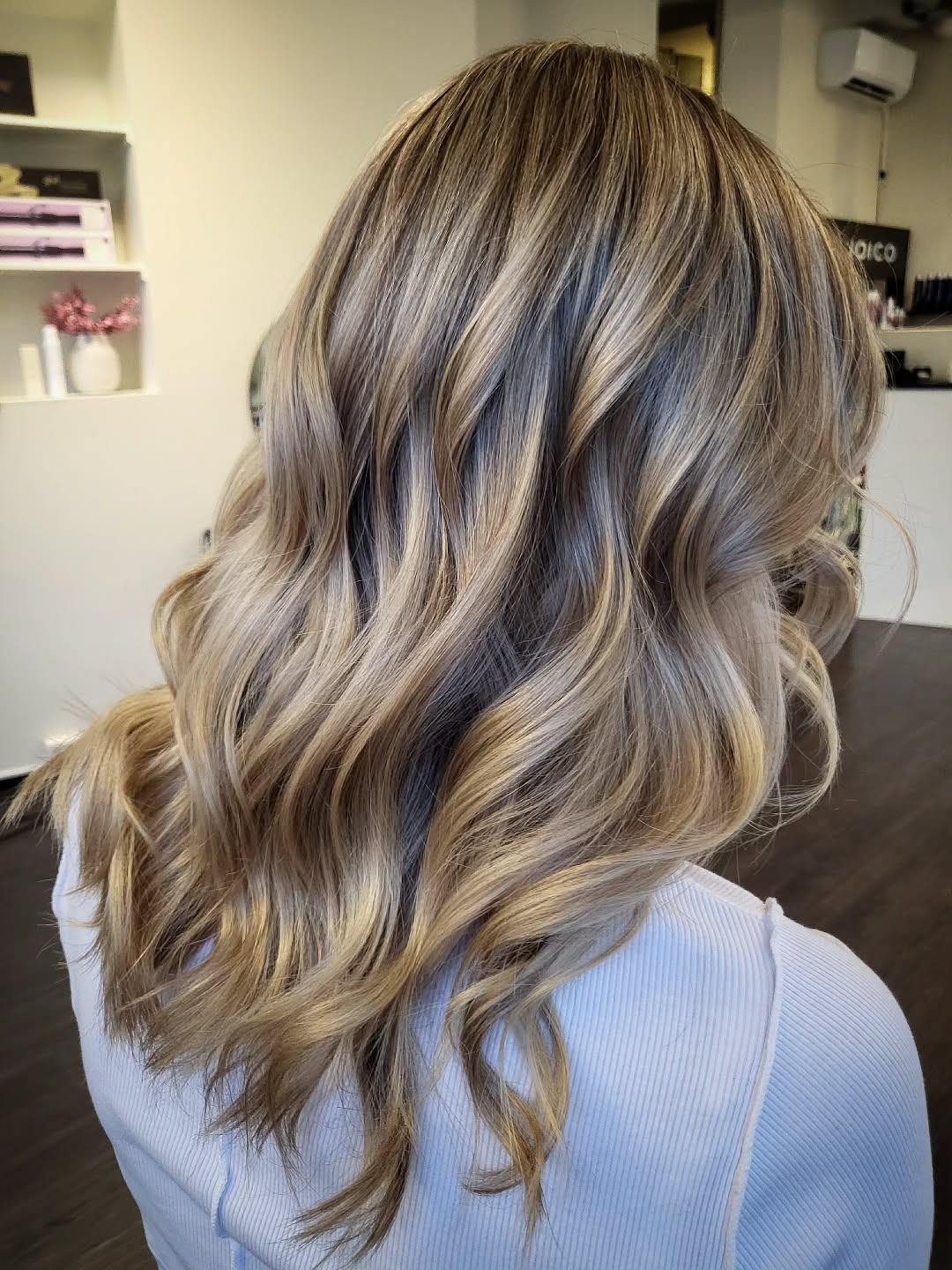 champagne summer hair color for light skin 2026 Soft Champagne Waves With Lived-In Dimension