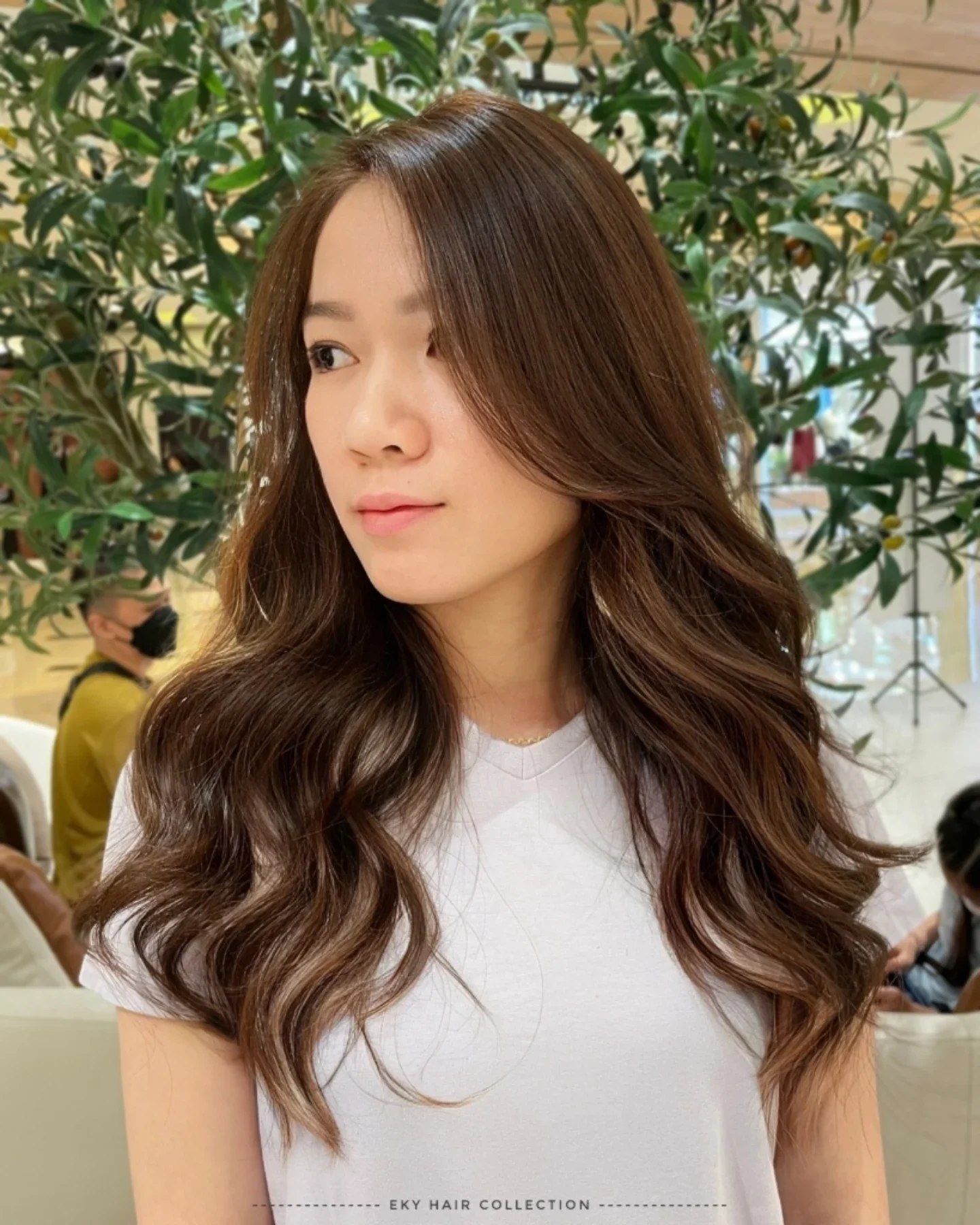 salon summer honey brown hair color 2026 Soft Glossy Honey Brown Waves With Barely-There Dimension