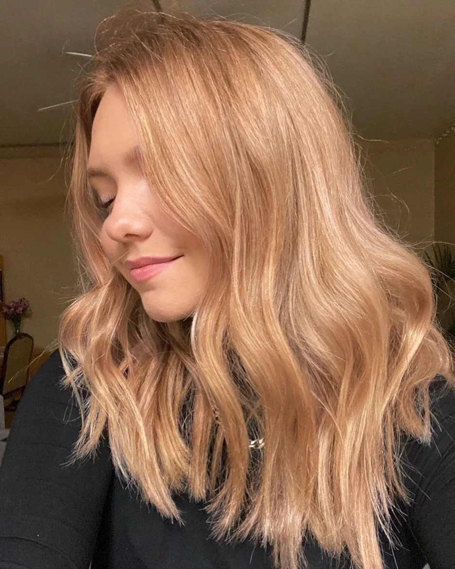 lived-in summer strawberry blonde hair color 2026 Soft Peachy Waves With Lived-In Glow