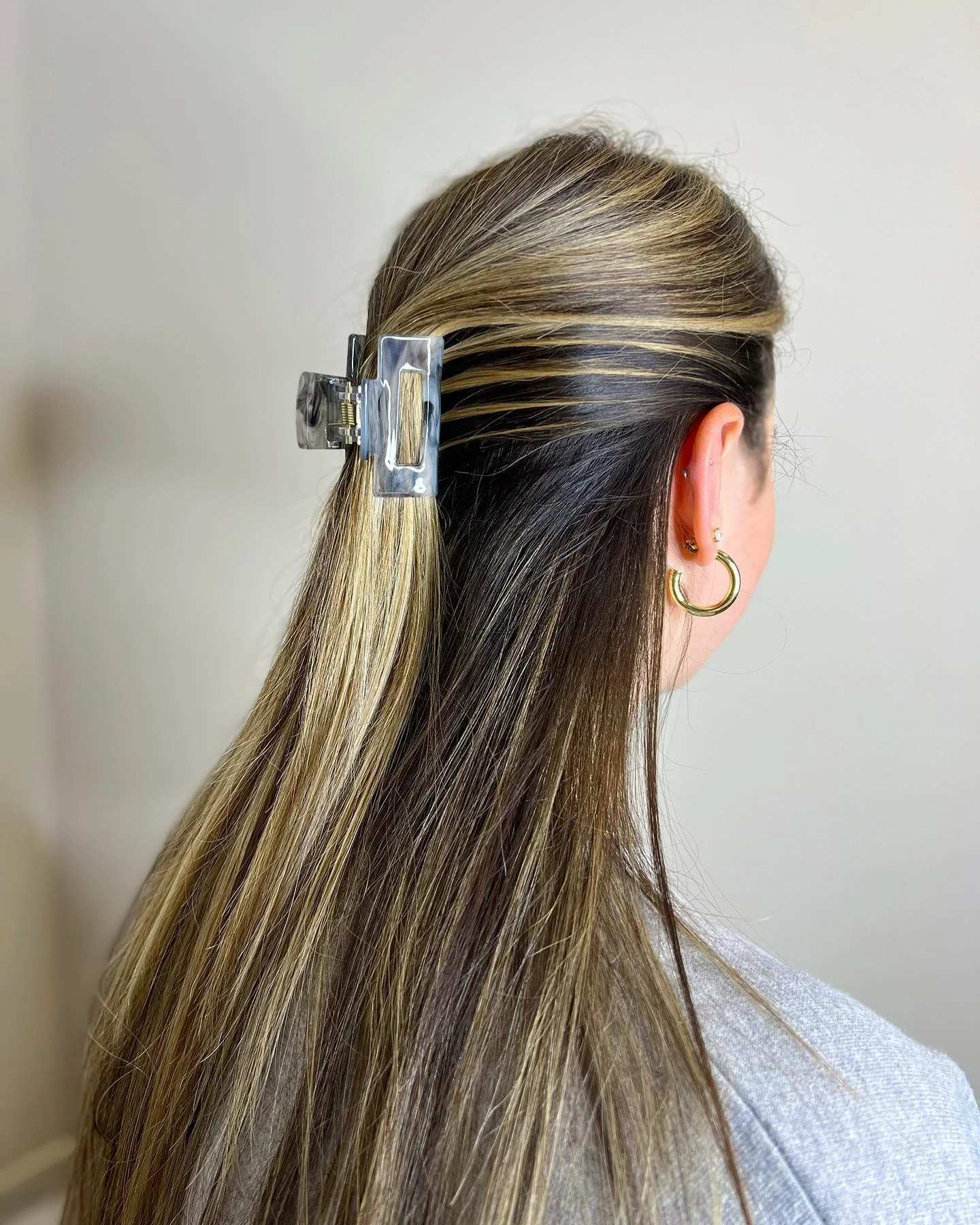 minimal summer easy hairstyle 2026 Glossy Claw Clip Half-Up With Soft Blonde Ribbons