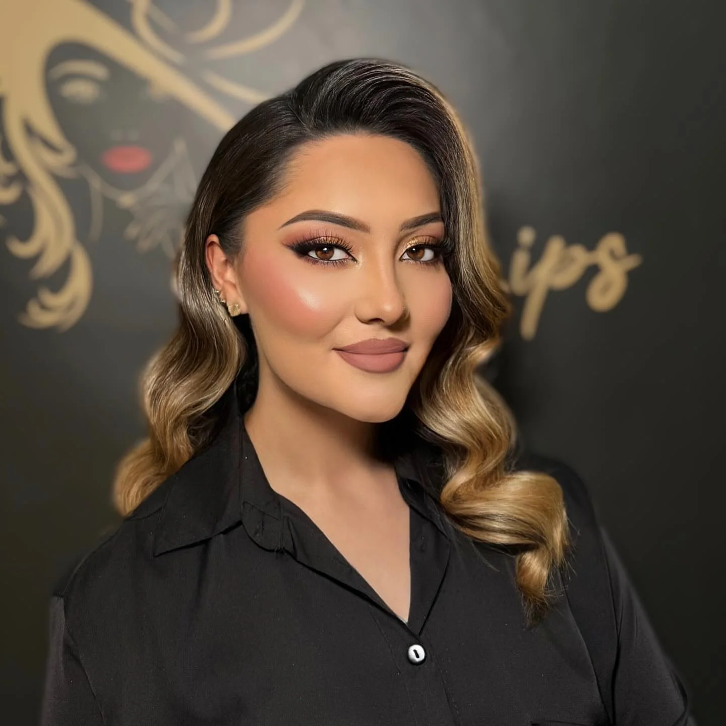 messy summer wavy hairstyle 2026 Elegant Side-Part Waves With Soft Golden Dimension