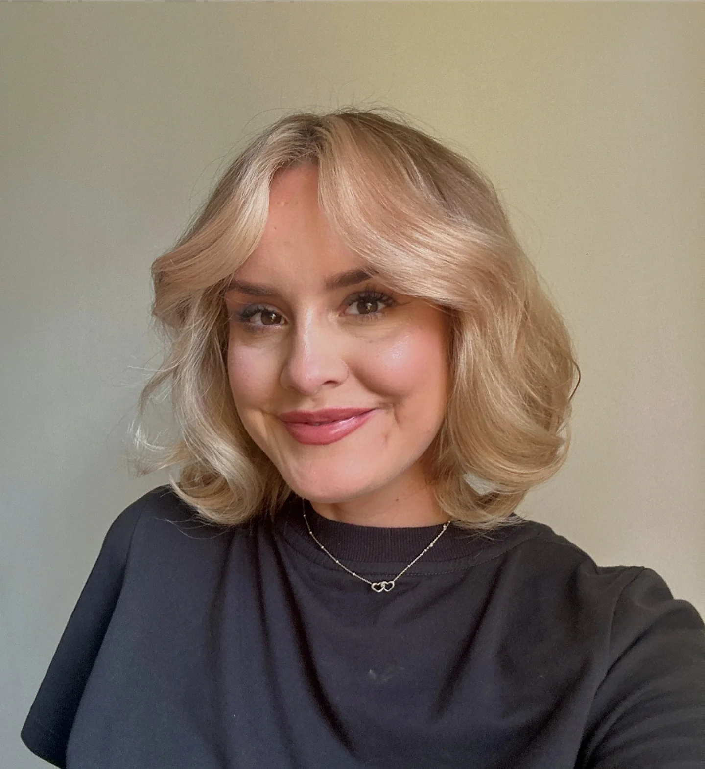 summer-haircuts-women-over-50 Soft Blonde Layered Bob With Curtain Flow