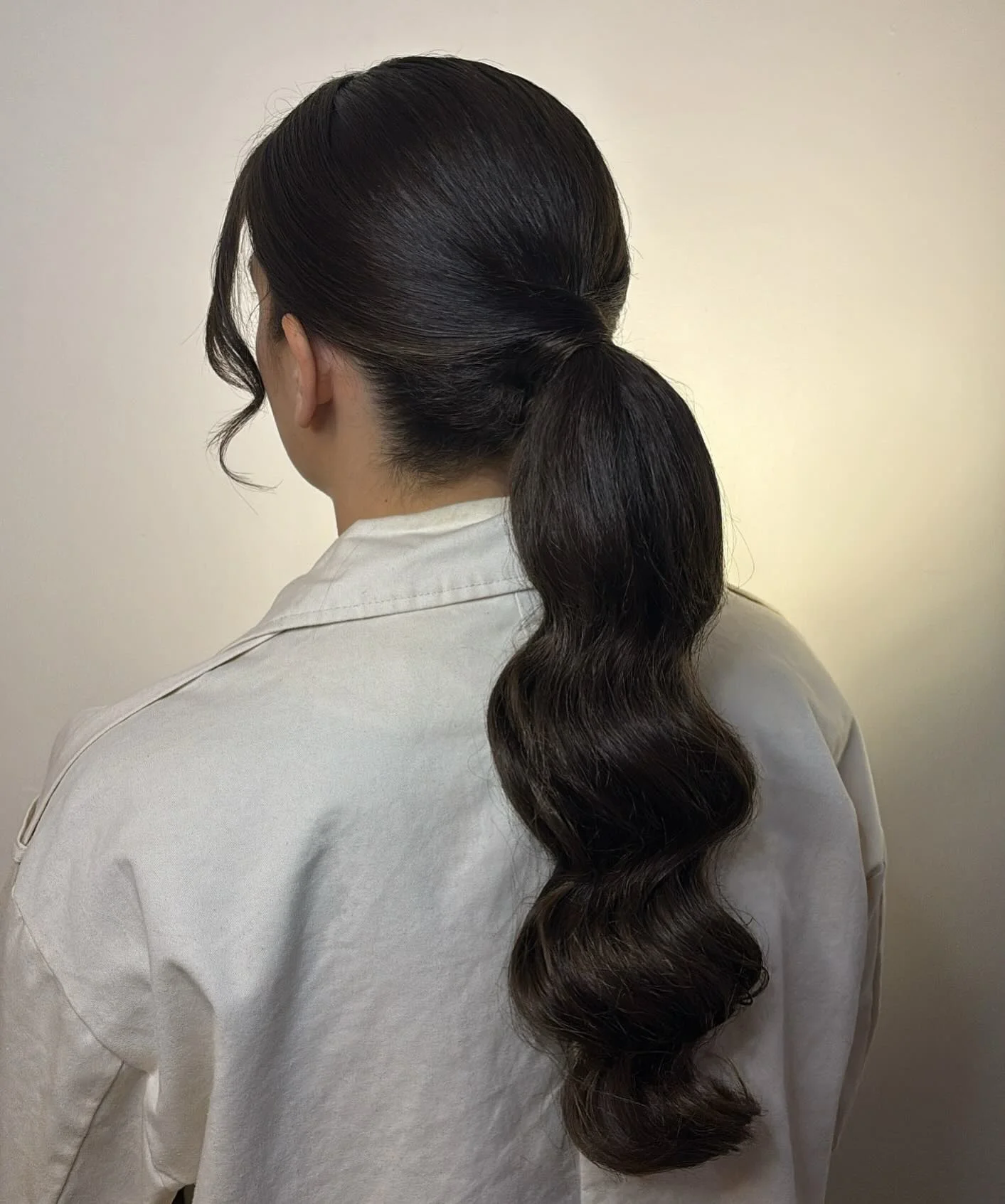 messy summer wavy hairstyle 2026 Minimalist Espresso Ponytail With Sculpted Summer Waves