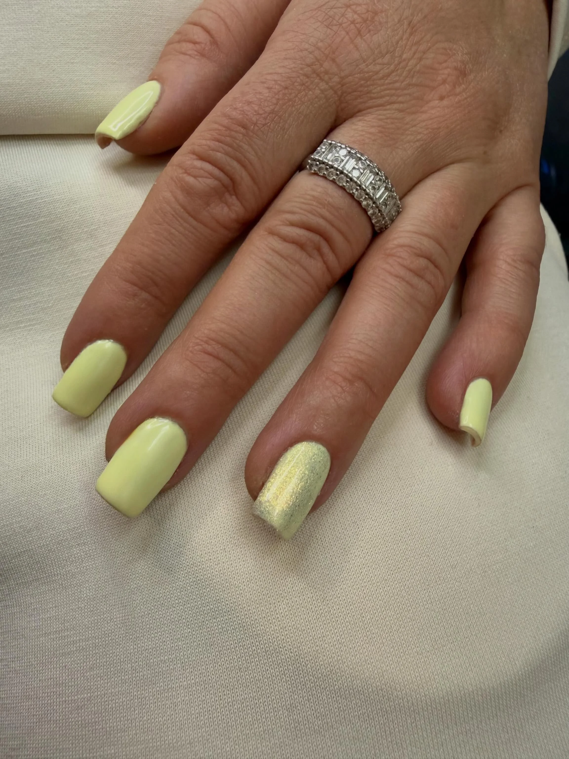 June Nail Colors Ideas 2026 - Summer Trends 2026 Butter Yellow Nails With Soft Gold Shimmer Accents