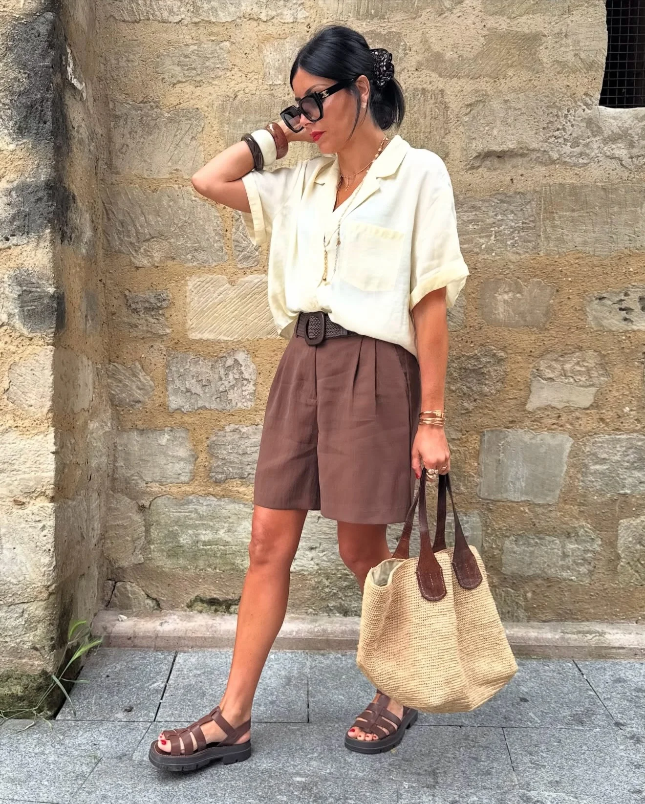 June Outfits Ideas 2026 Chocolate Brown Bermuda Shorts With Relaxed Linen Layers