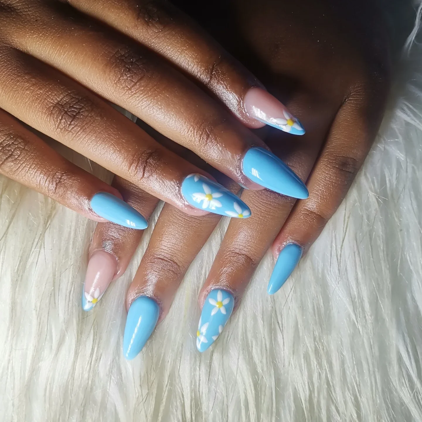 summer acrylic nails 2026 Sky Blue Daisy Nails With A Soft Vacation Glow