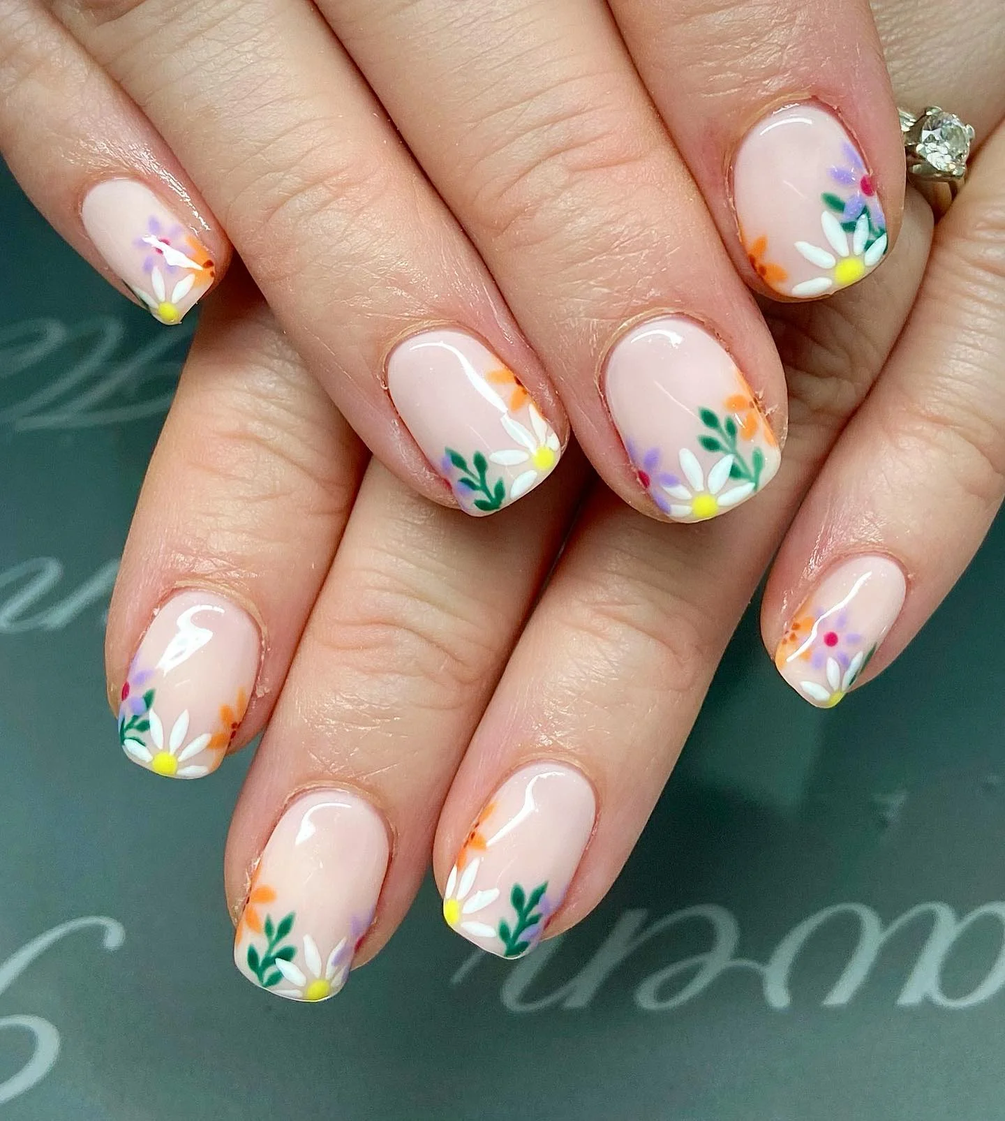 summer flower nails 2026 Pastel Daisy Corners With Minimal Floral Energy