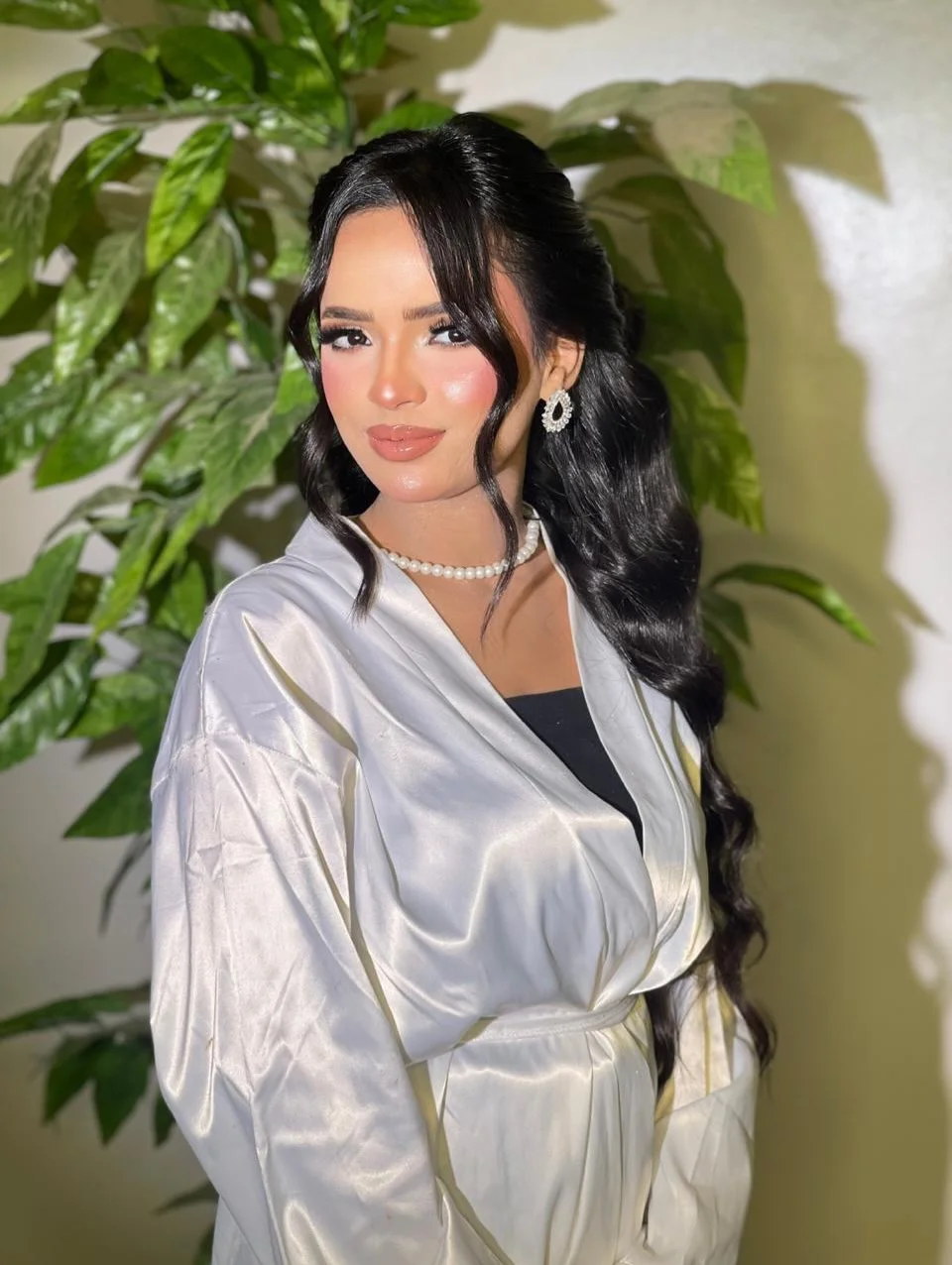 messy summer wavy hairstyle 2026 Glossy Glam Waves With Soft Face-Framing Pieces
