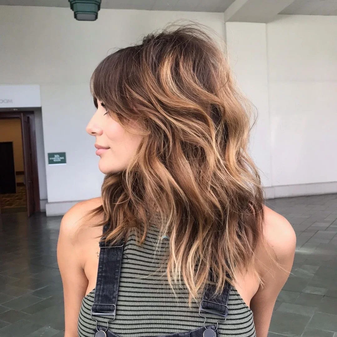 edgy summer shag hairstyle 2026 Sunlit Cinnamon Waves With Wispy Fringe