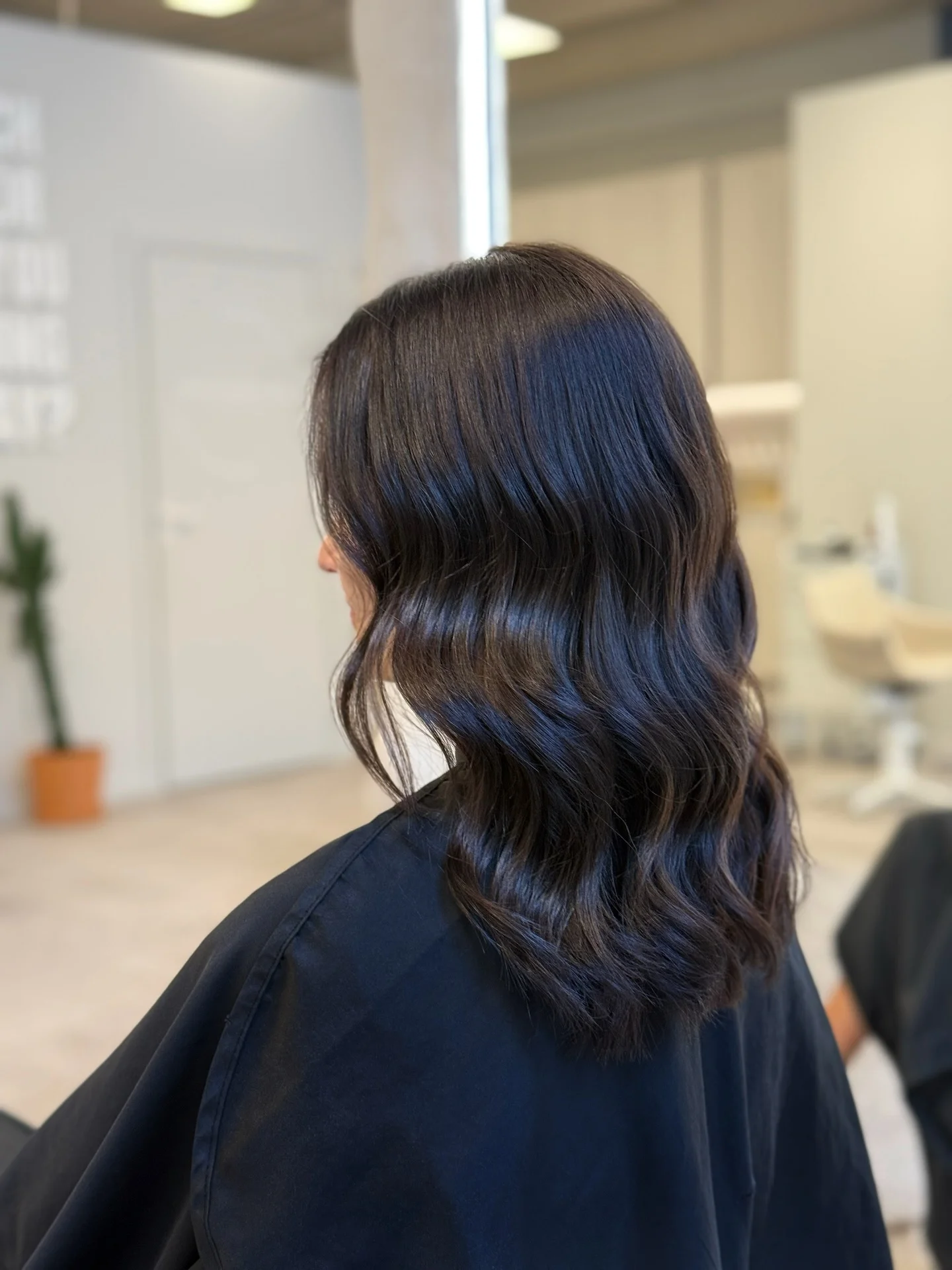 modern summer espresso brunette hair color 2026 Cool Espresso Waves With Minimalist Summer Shine