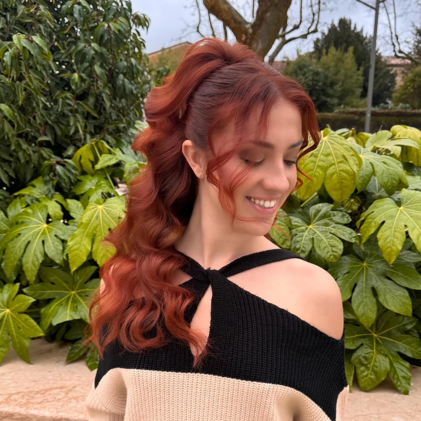 messy summer wavy hairstyle 2026 Copper Red Ponytail Waves With Playful Summer Volume