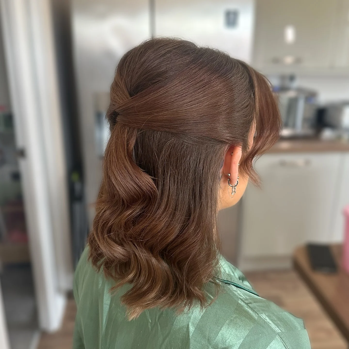 summer hairstyles ideas 2026 Soft Brunette Waves For Chic Medium-Length Hair