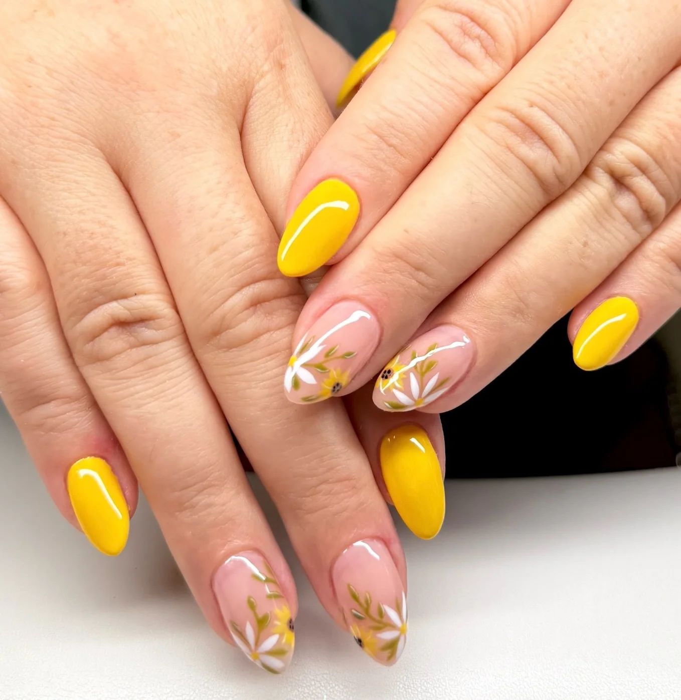 summer yellow nails 2026 Bright Sunflower Yellow Nails With Daisy Botanical Art