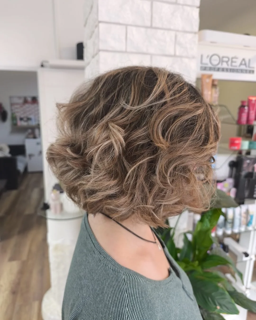best summer short hairstyles 2026 Airy Curly Bob With Sunlit Dimension
