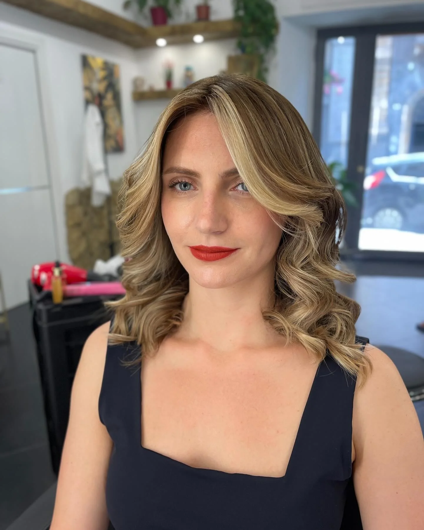 platinum summer money piece hair color 2026 Soft Champagne Money Piece On Layered Shoulder-Length Waves