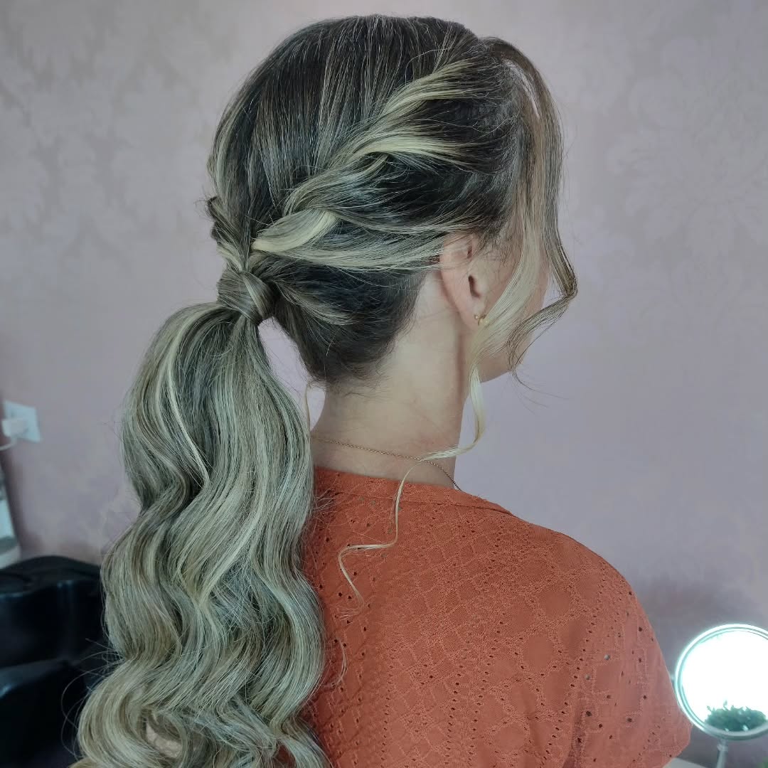 polished summer ponytail hairstyle 2026 Soft Twisted Blonde Ponytail With Relaxed Summer Waves