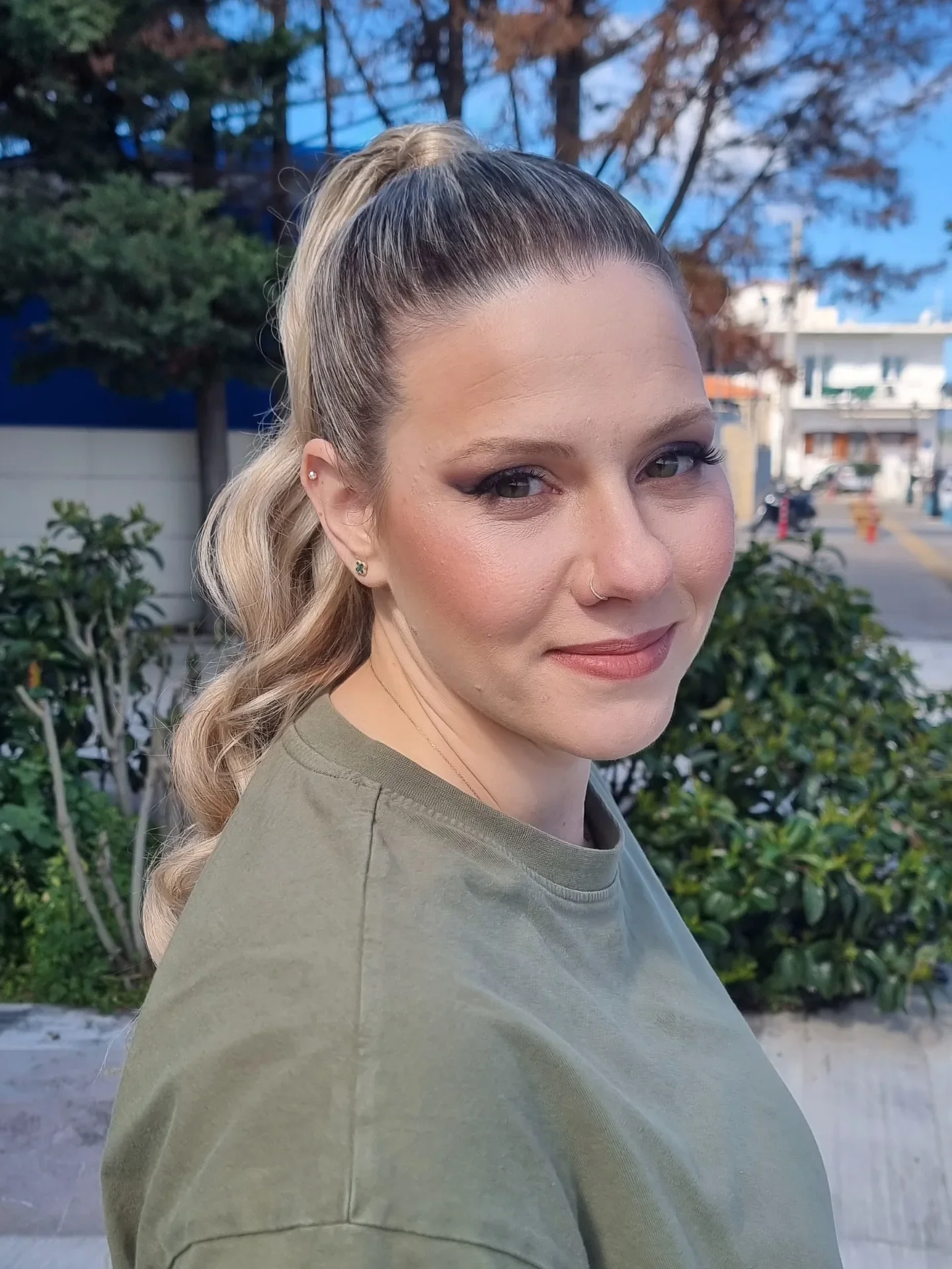 messy summer wavy hairstyle 2026 Relaxed High Ponytail With Soft Summer Texture