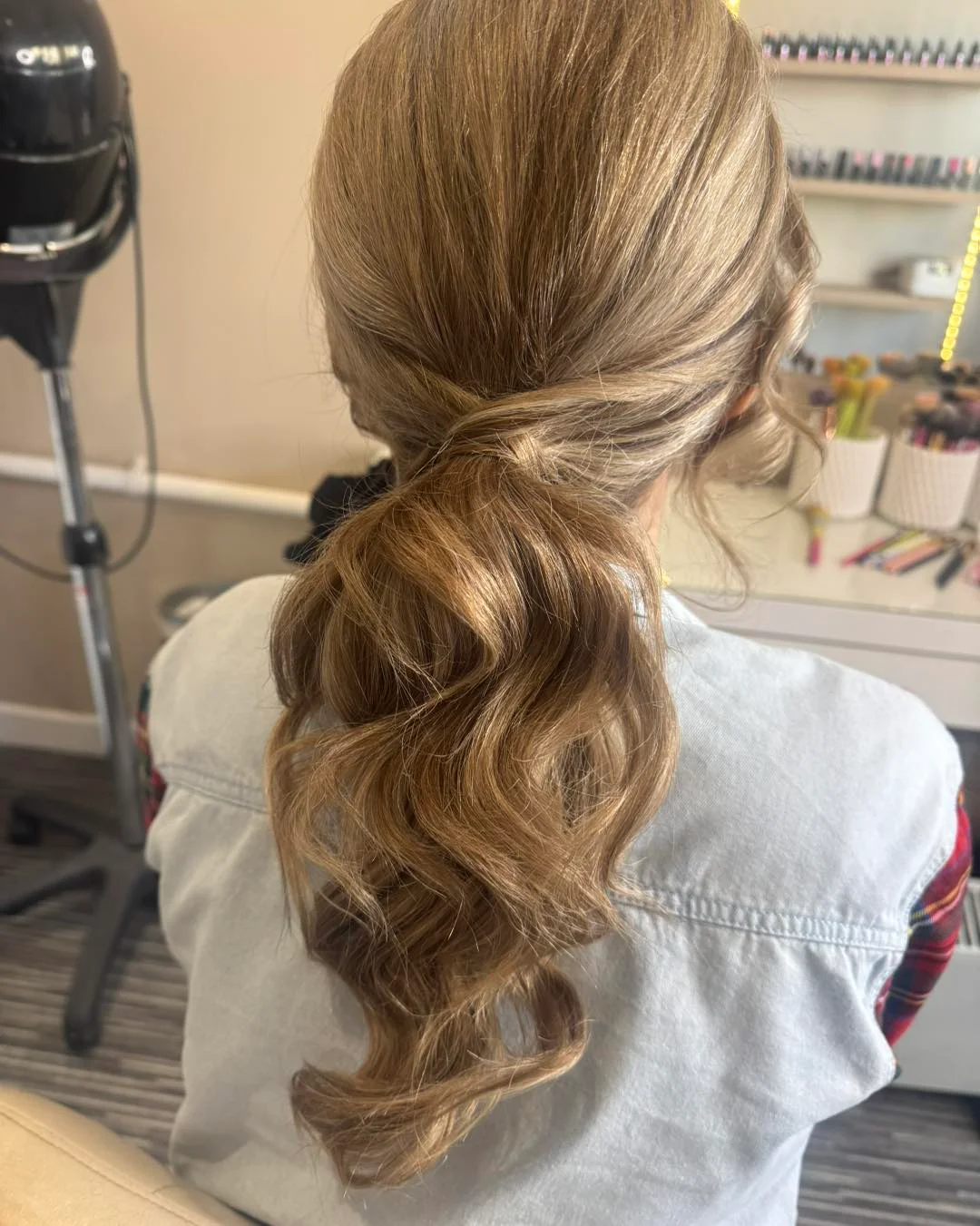 polished summer ponytail hairstyle 2026 Golden Honey Low Ponytail With Loose Glam Curls
