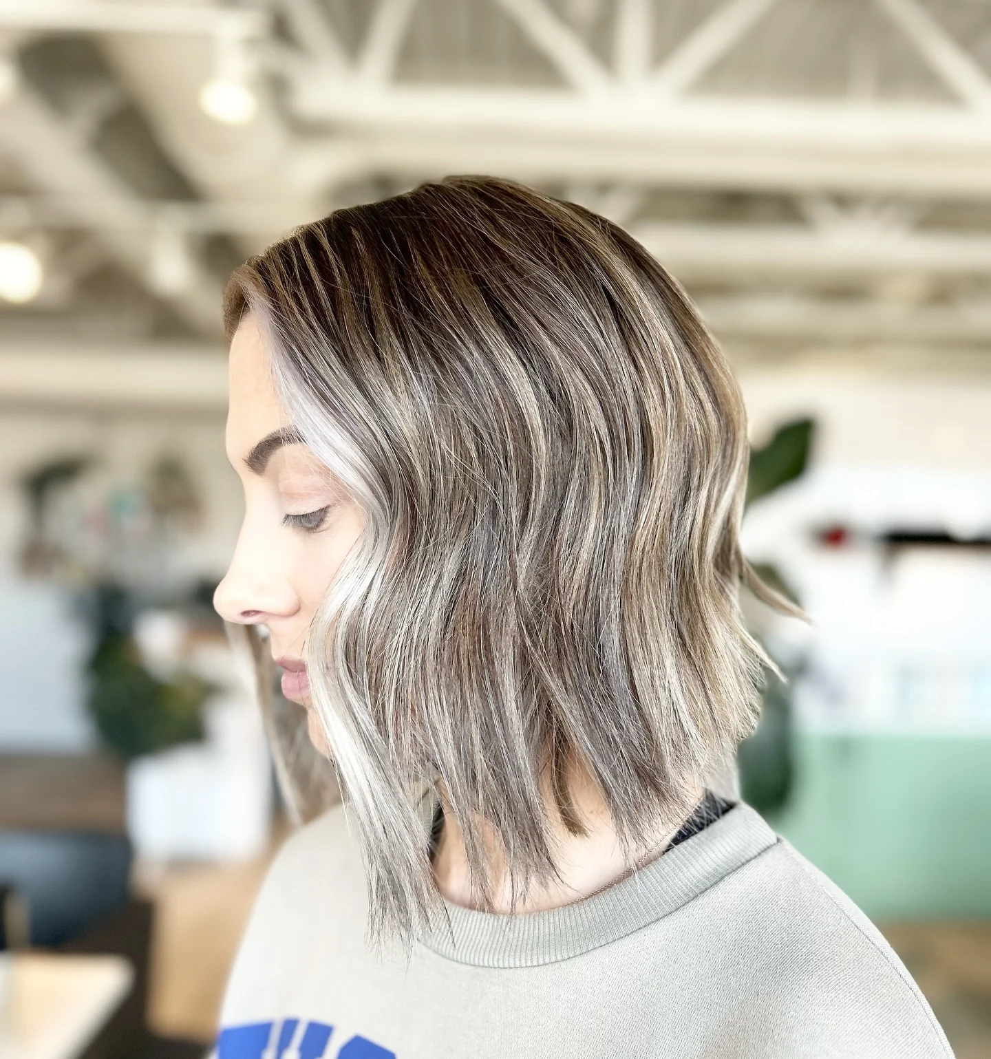 platinum summer money piece hair color 2026 Cool Beige Bob With Delicate Platinum Money Piece