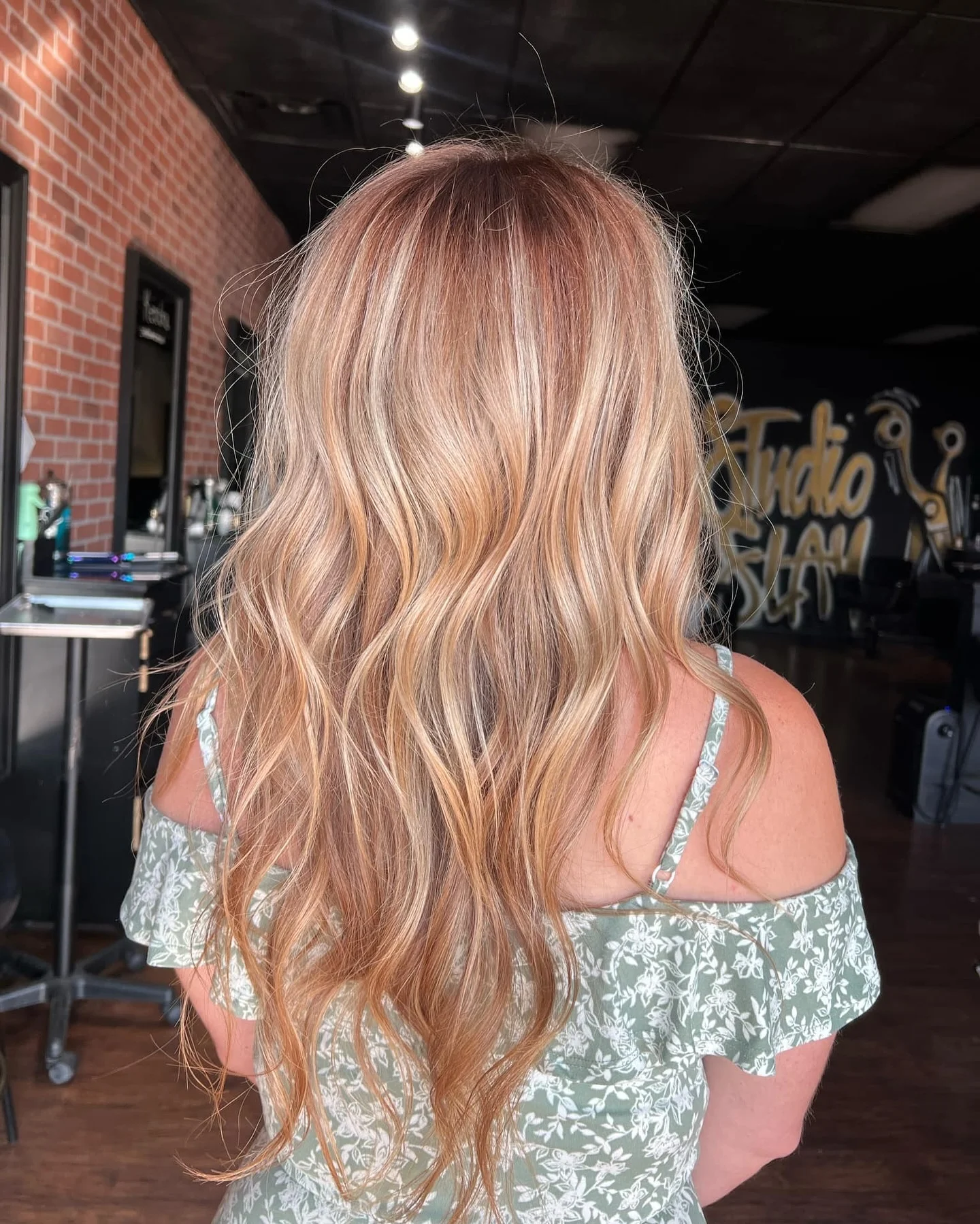 lived-in summer strawberry blonde hair color 2026 Sunwashed Beige Copper Balayage Waves