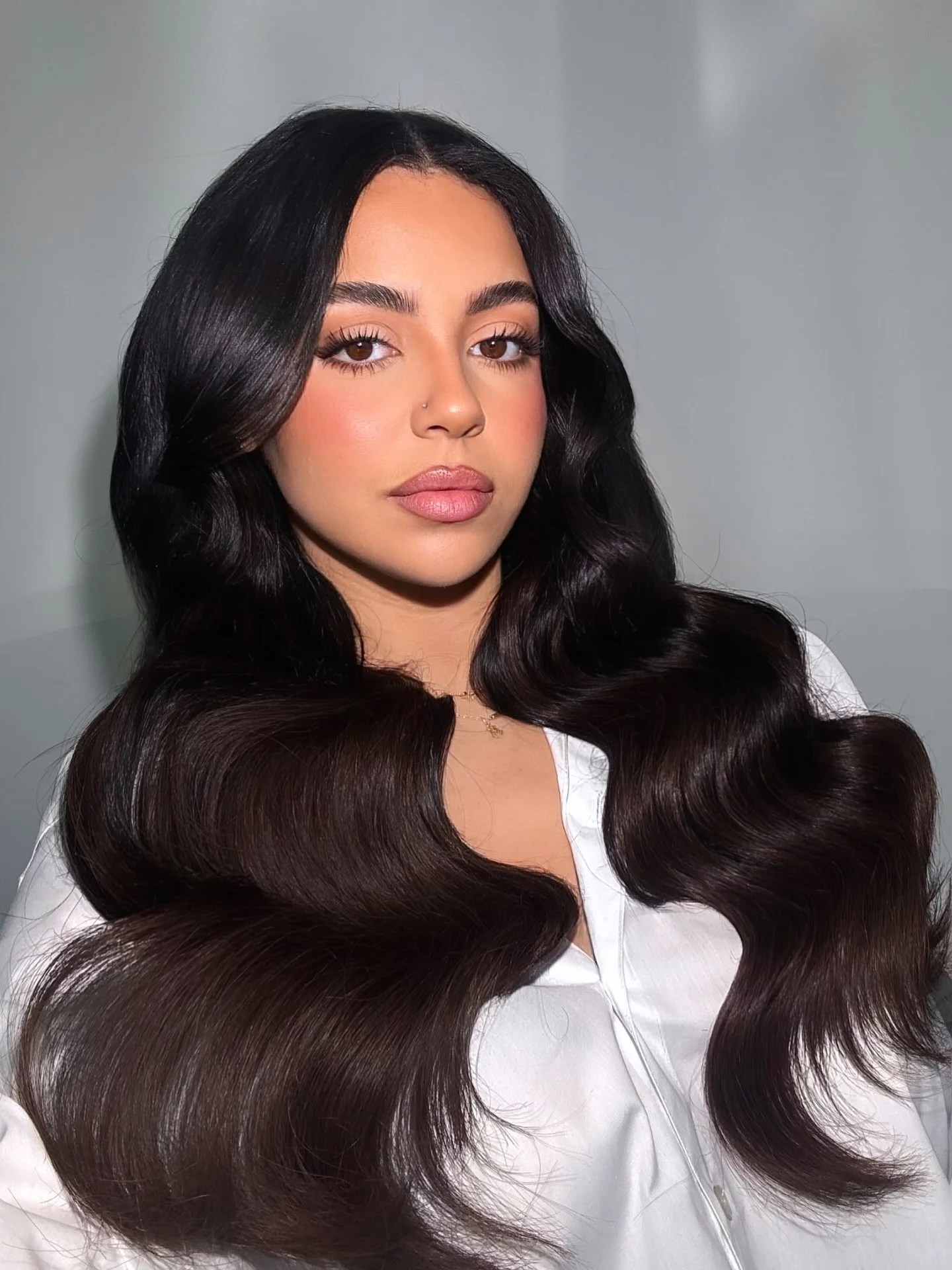 messy summer wavy hairstyle 2026 Dark Chocolate Glam Waves With Mirror Shine