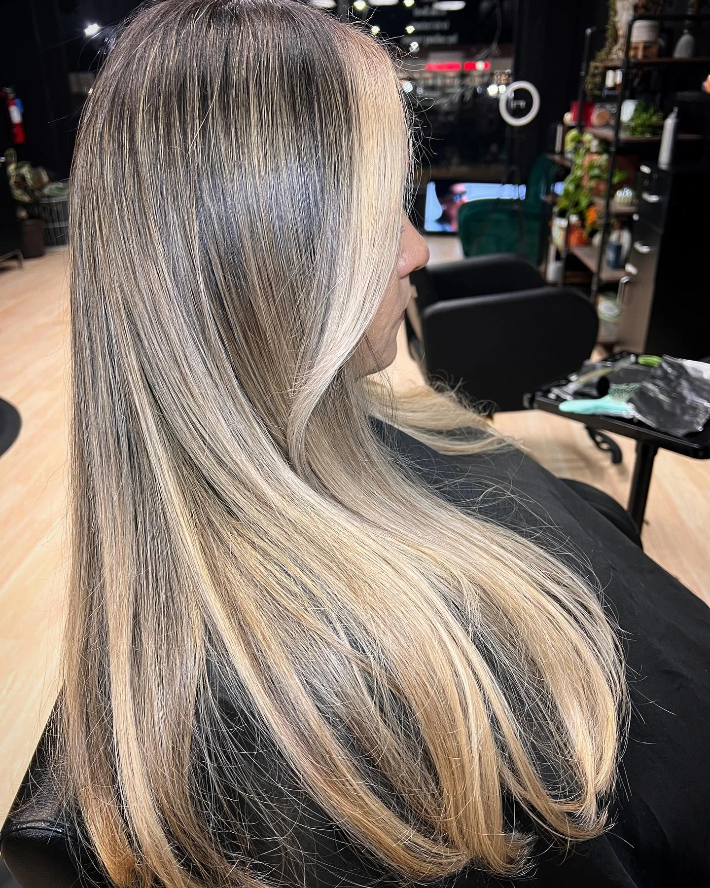 platinum summer money piece hair color 2026 Soft Vanilla Blonde Money Piece With Long Layers