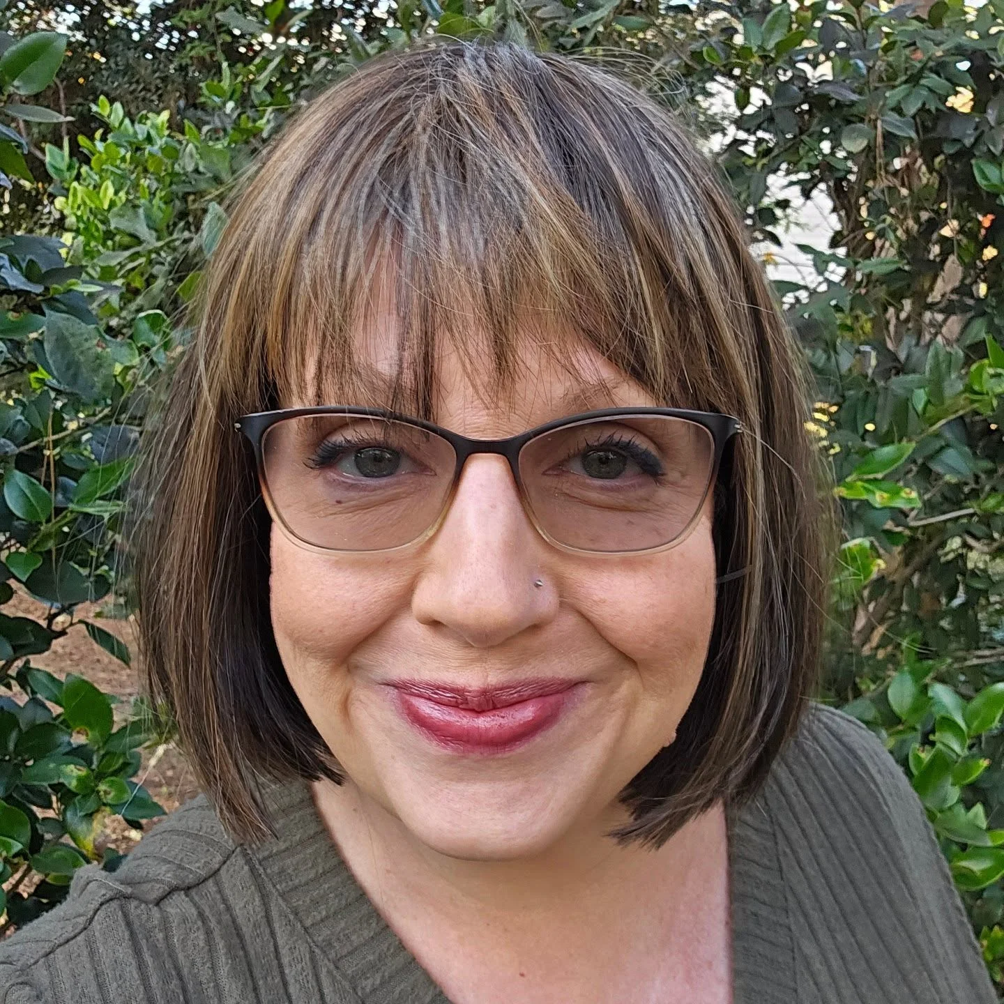 summer haircuts women over 50 Chic Textured Bob With Feathered Bangs