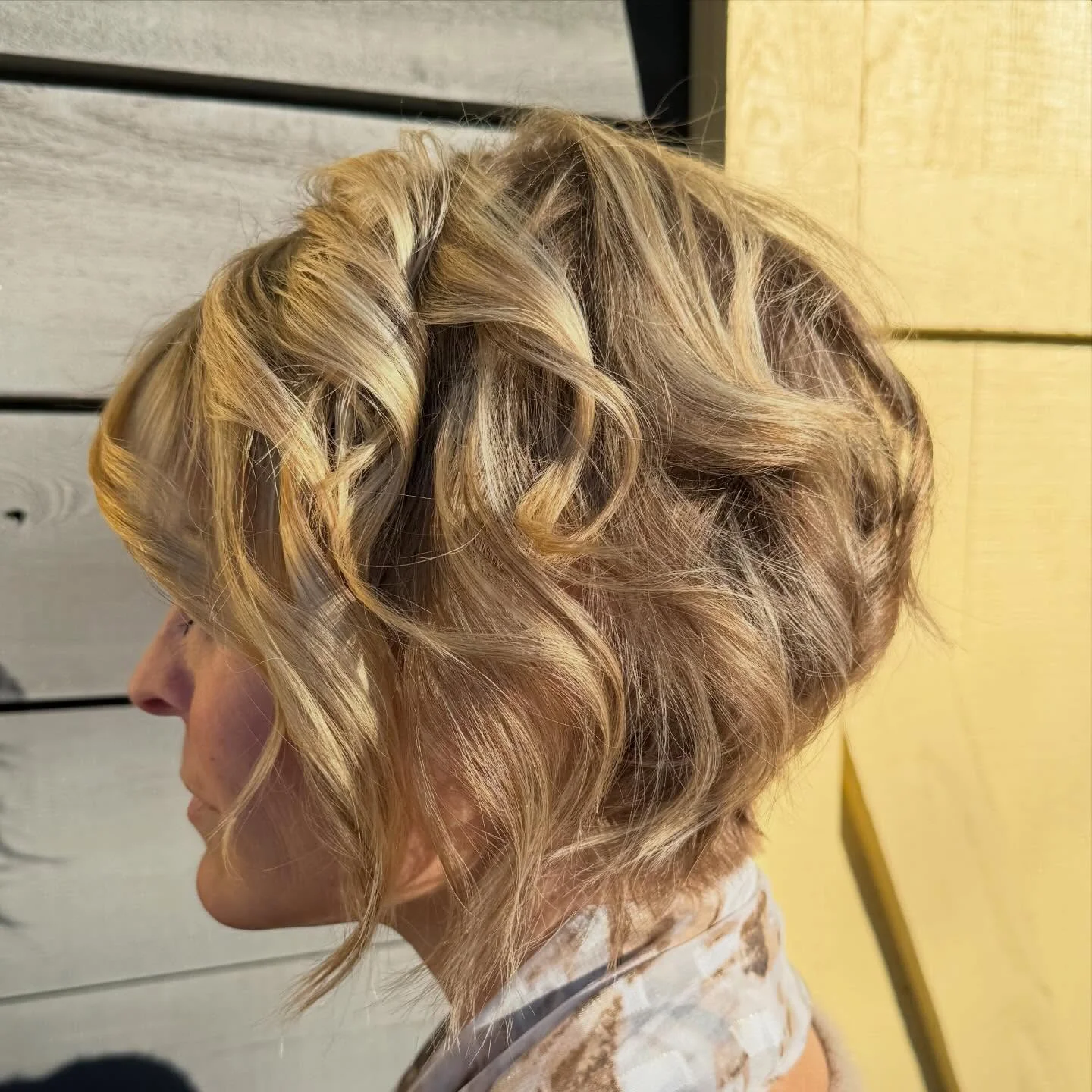 best summer short hairstyles 2026 Soft Blonde Wavy Bob With Romantic Summer Volume