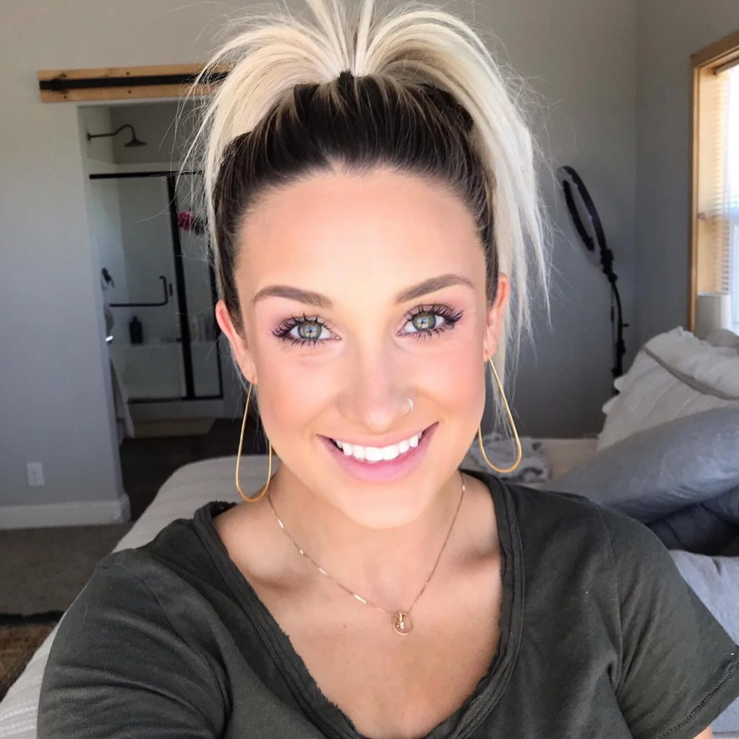 minimal summer easy hairstyle 2026 High Ponytail With Soft Volume And Bright Contrast