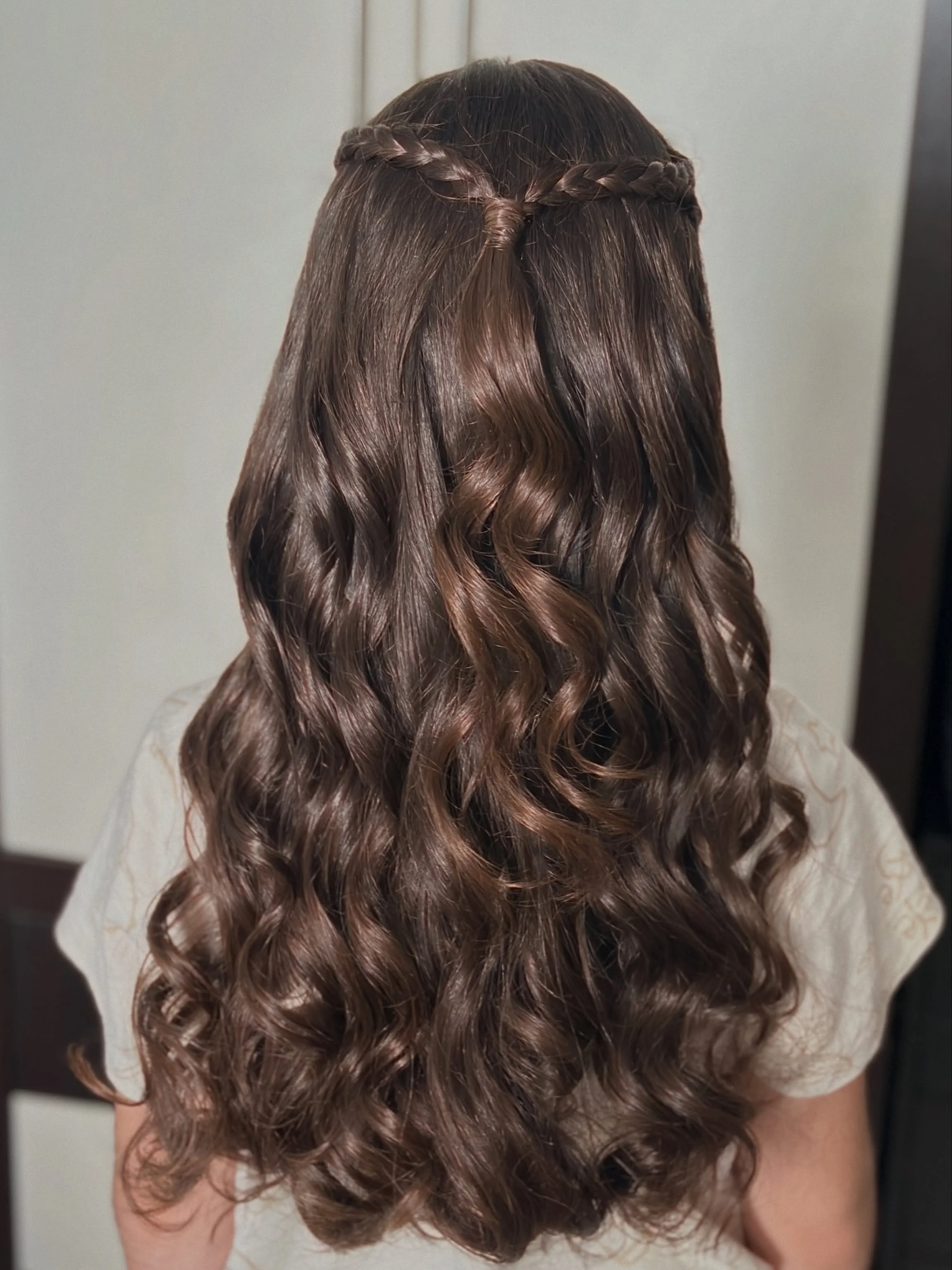 messy summer wavy hairstyle 2026 Soft Brunette Waves With Delicate Braided Crown