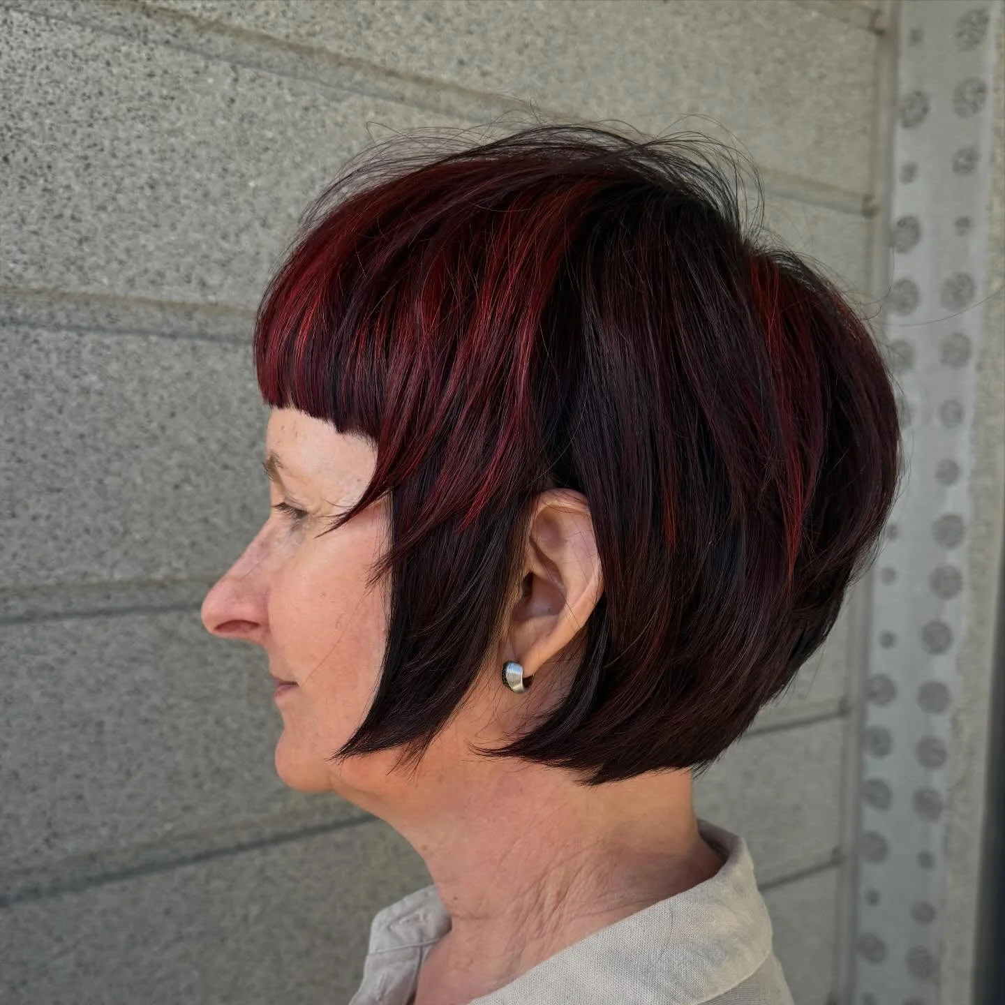 summer-haircuts-women-over-50 Edgy Short Pixie Bob With Deep Tone Contrast