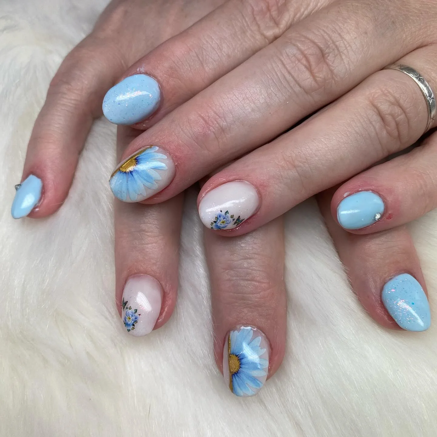 summer flower nails 2026 Soft Blue Daisy Nails For A Fresh Minimal Summer Look