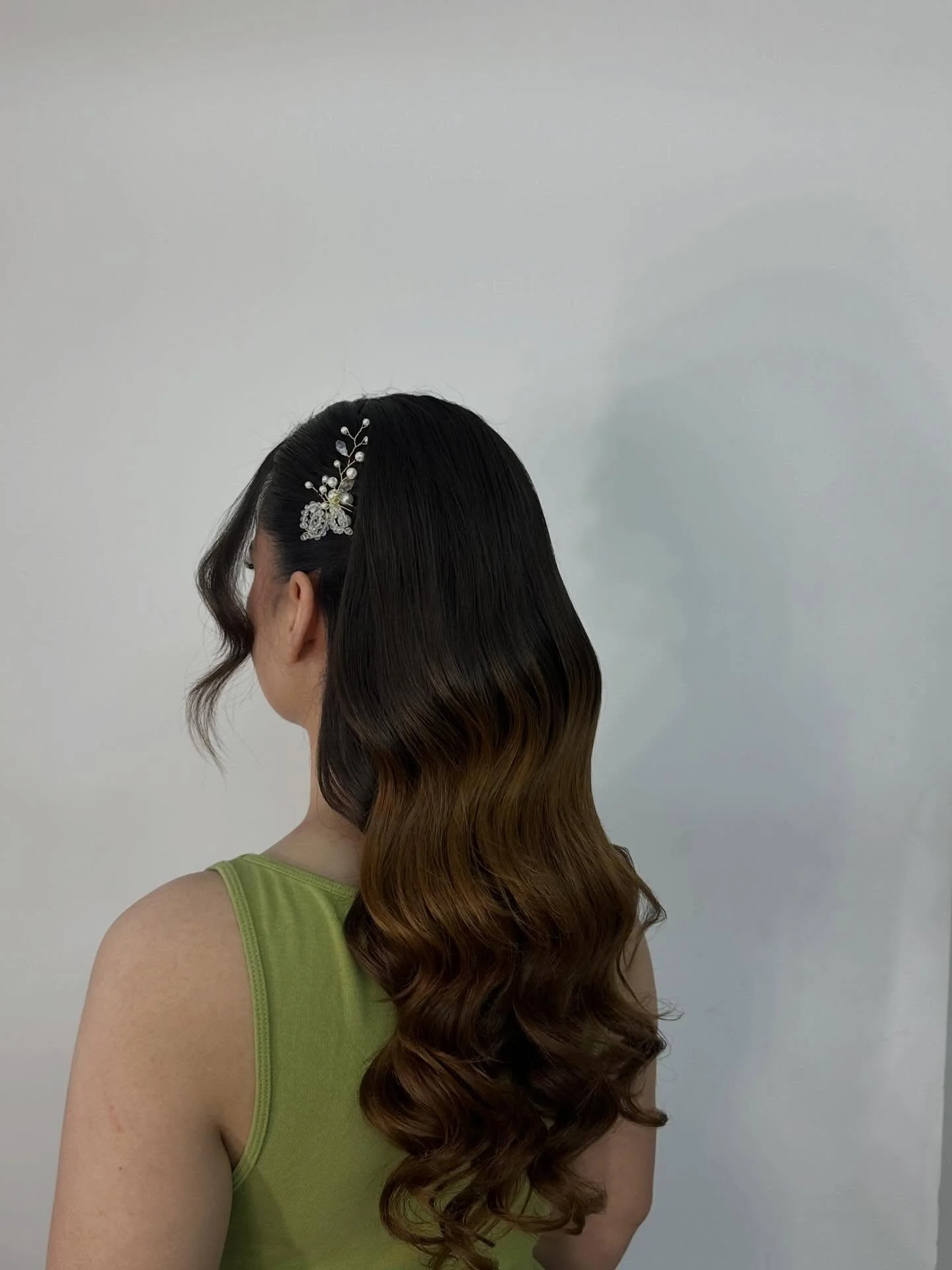 messy summer wavy hairstyle 2026 Side-Swept Vintage Waves With Soft Glam Finish