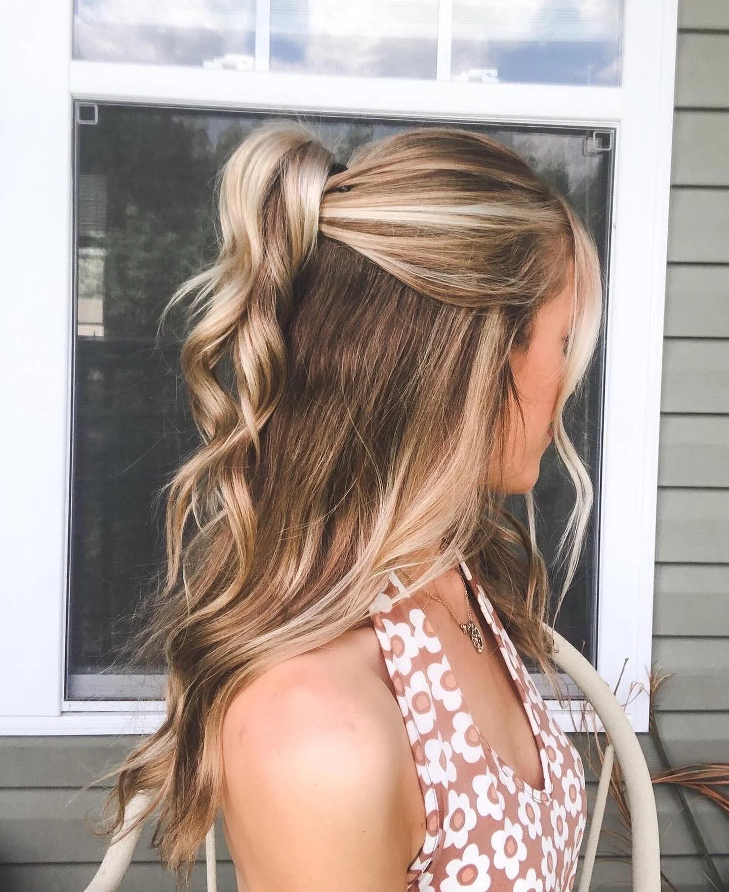 minimal summer easy hairstyle 2026 High Curled Half Ponytail With Bright Face-Framing Pieces
