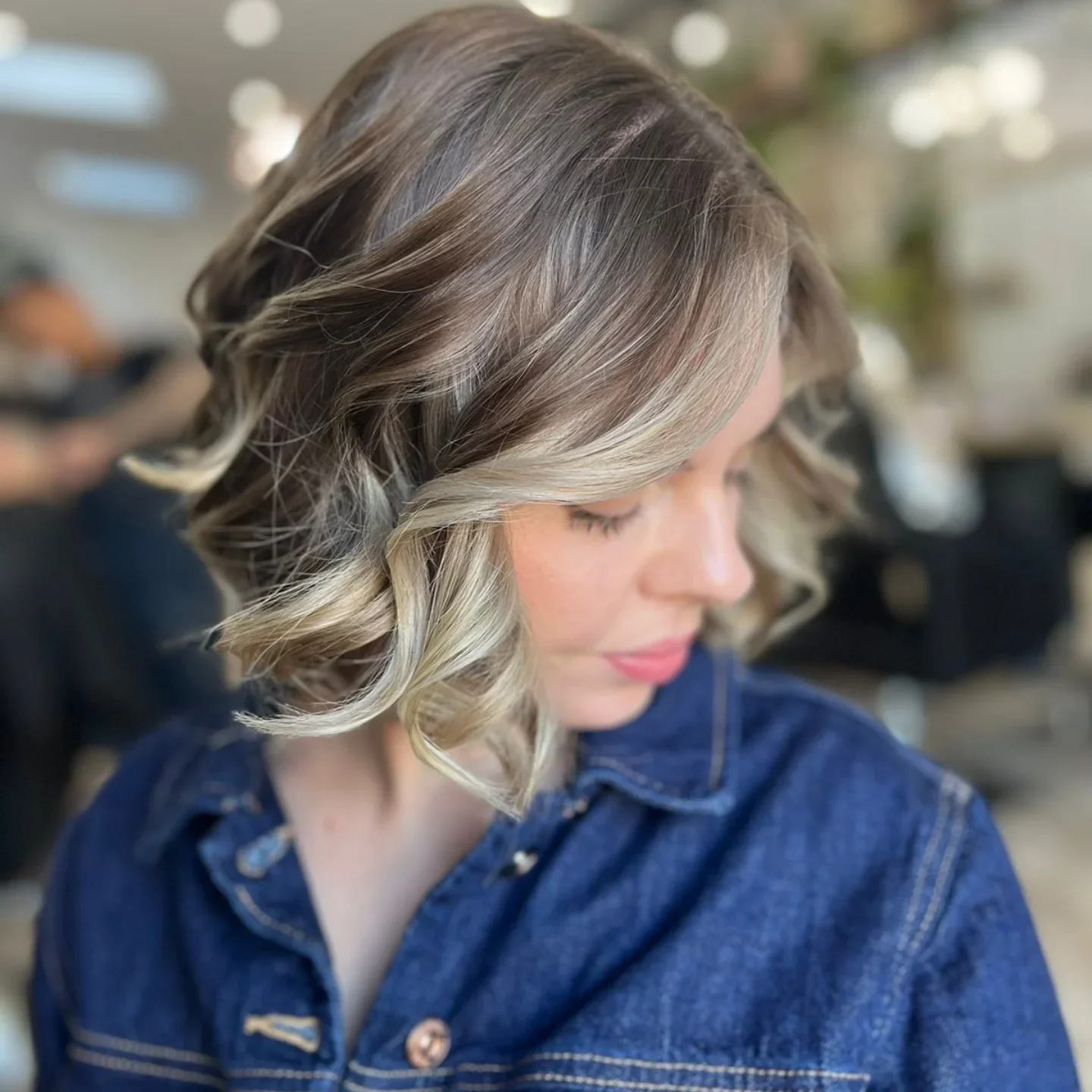 platinum summer money piece hair color 2026 Short Wavy Bob With Smoky Platinum Ribbons