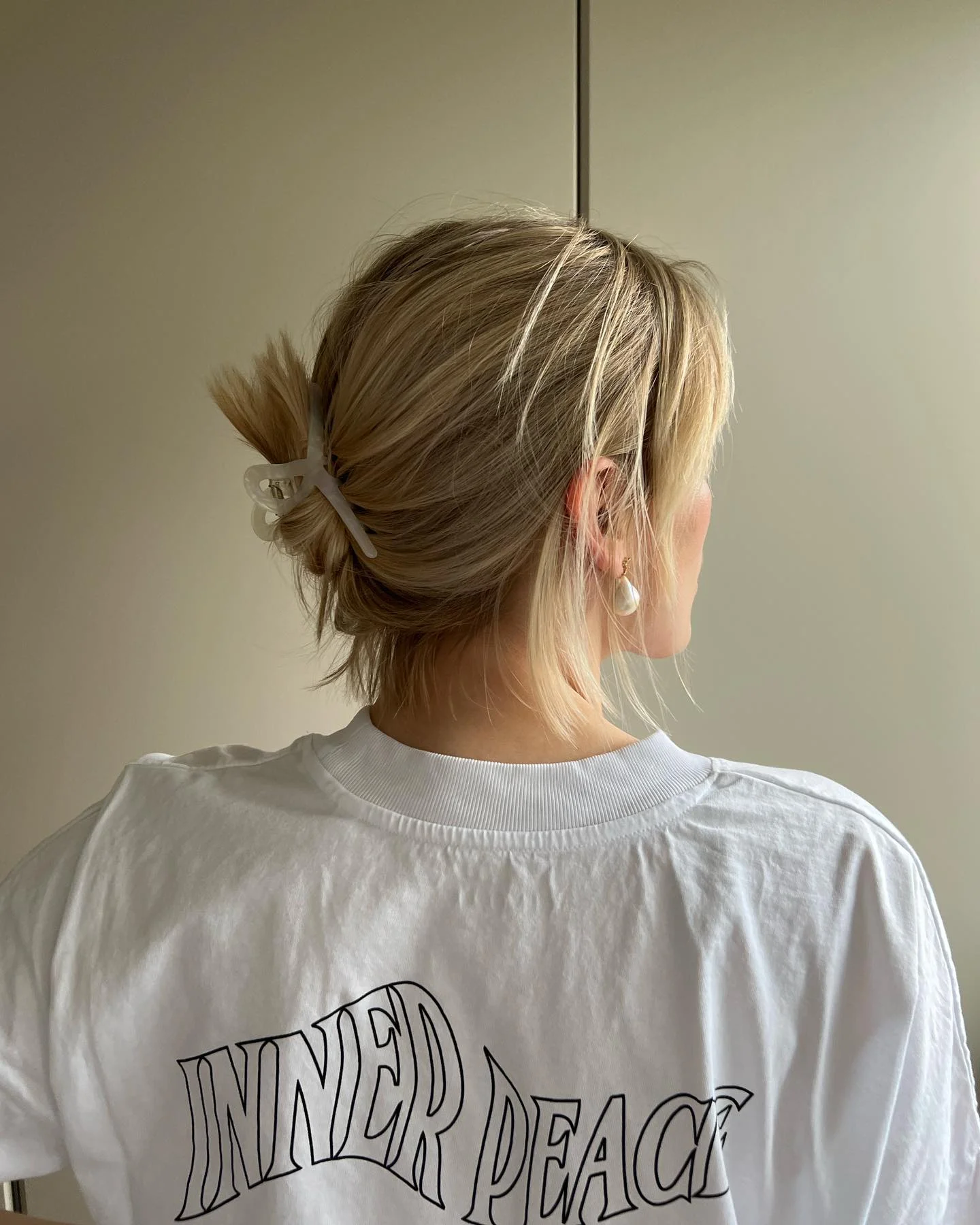 minimal summer easy hairstyle 2026 Soft French Twist Claw Clip For Short Summer Hair