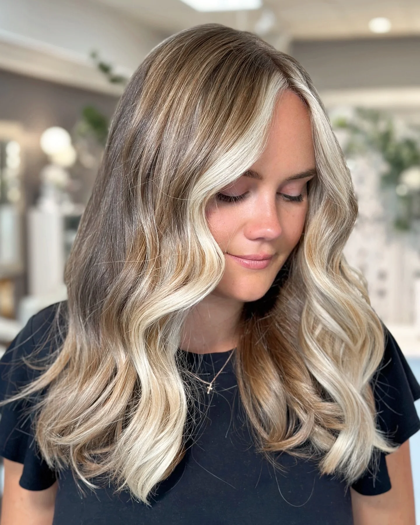 platinum summer money piece hair color 2026 Cool Beige Blonde Waves With Airy Money Piece Bangs