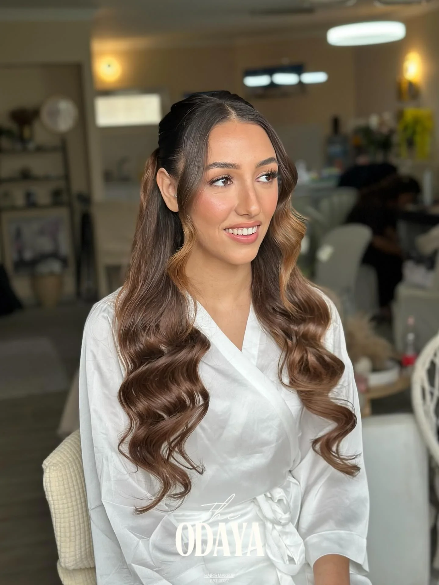 messy summer wavy hairstyle 2026 Soft Cinnamon Glam Waves With Face-Framing Pieces