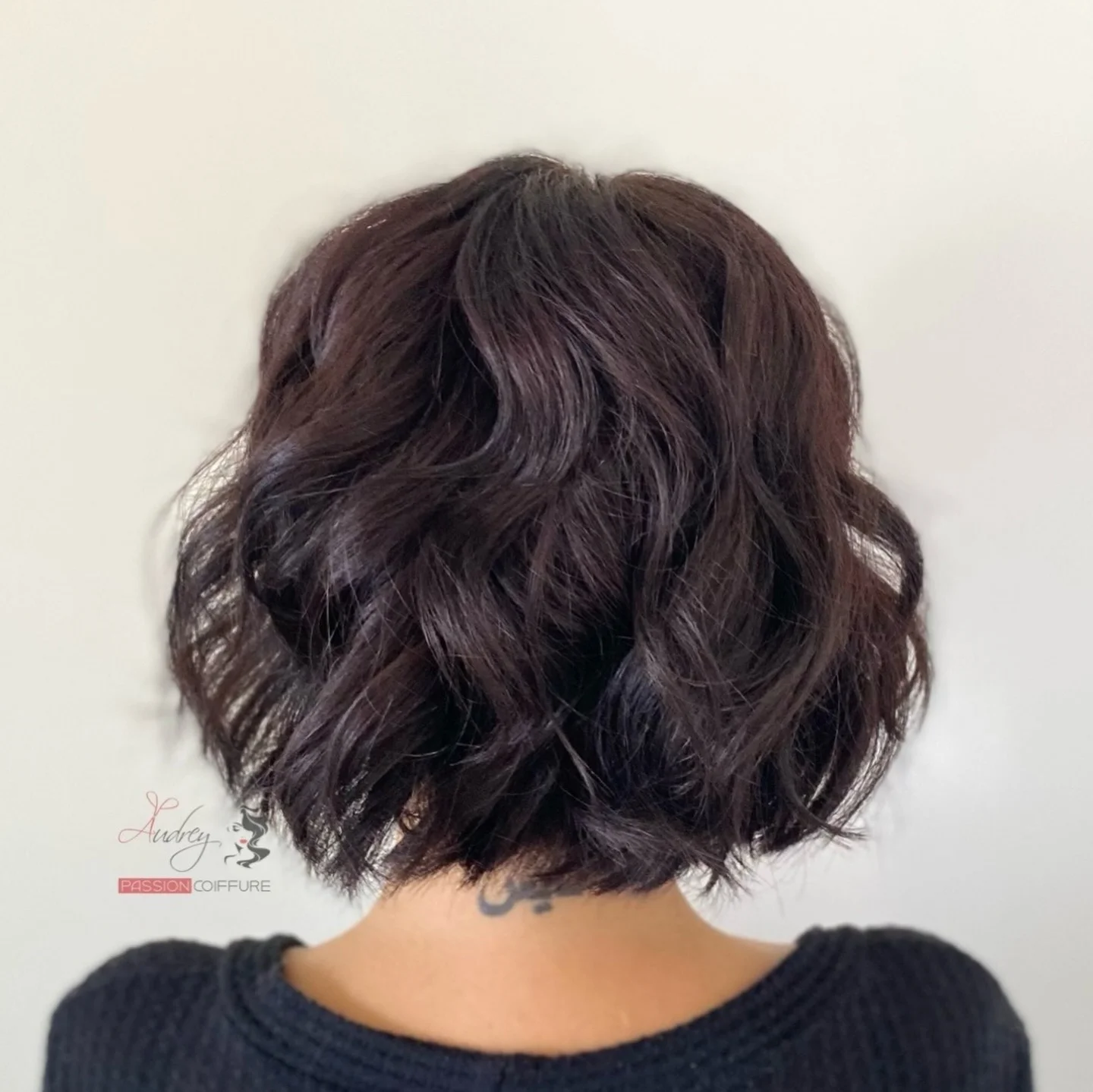 messy summer wavy hairstyle 2026 Messy Textured Bob With Cool-Girl Movement