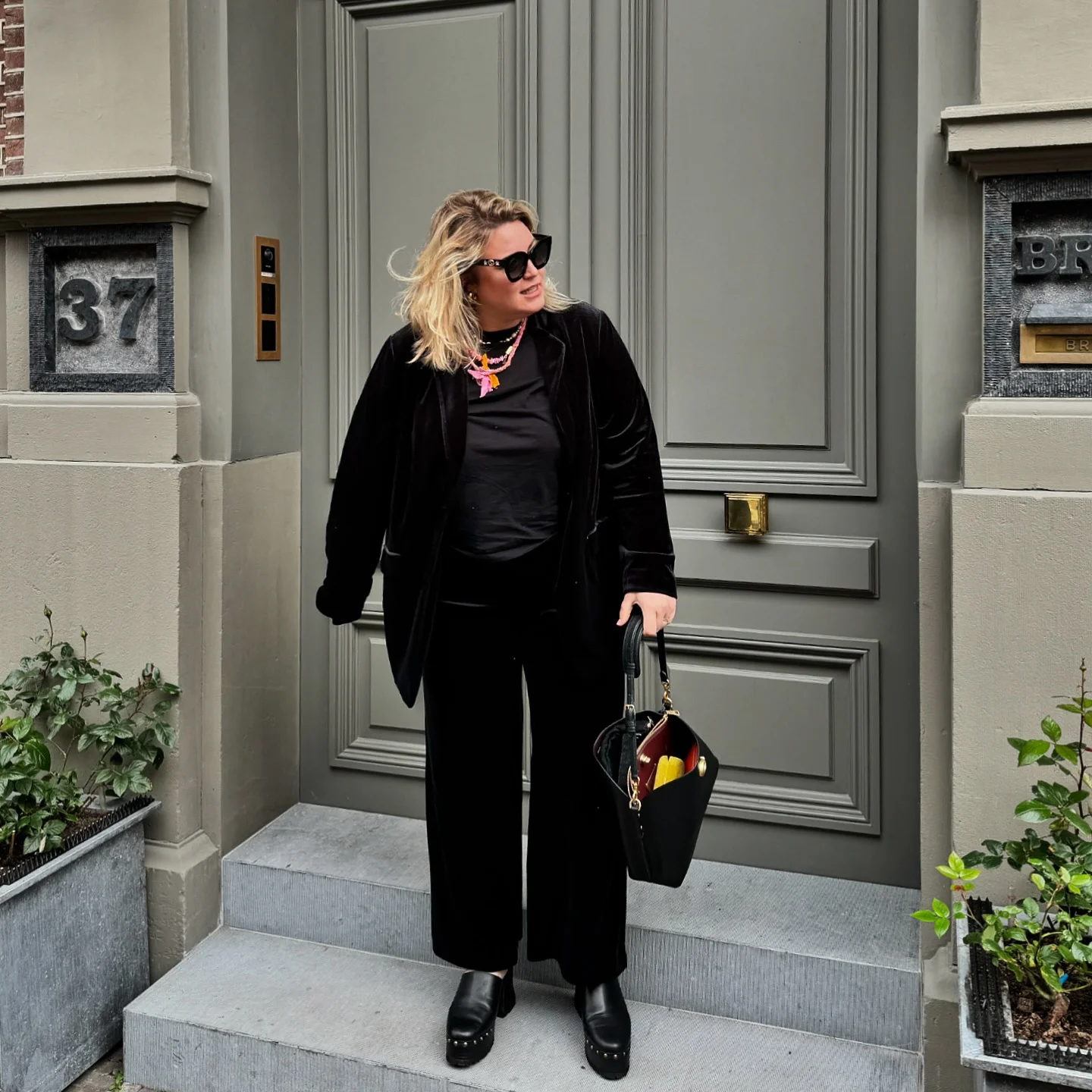 fall outfits for big busted women 2026 Monochrome Black With Soft Structure