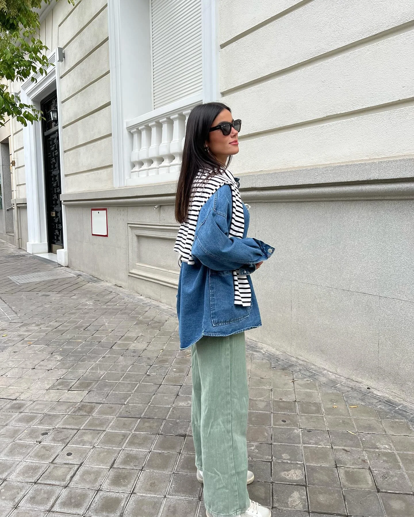 comfortable fall travel outfits 2026 Denim And Stripes For Relaxed City Exploring